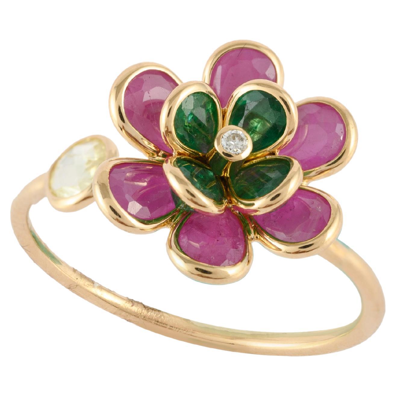 Im Angebot: Trendiger Rubin-Smaragd-Blumenring aus 18 Karat Gelbgold, offener Ring ()