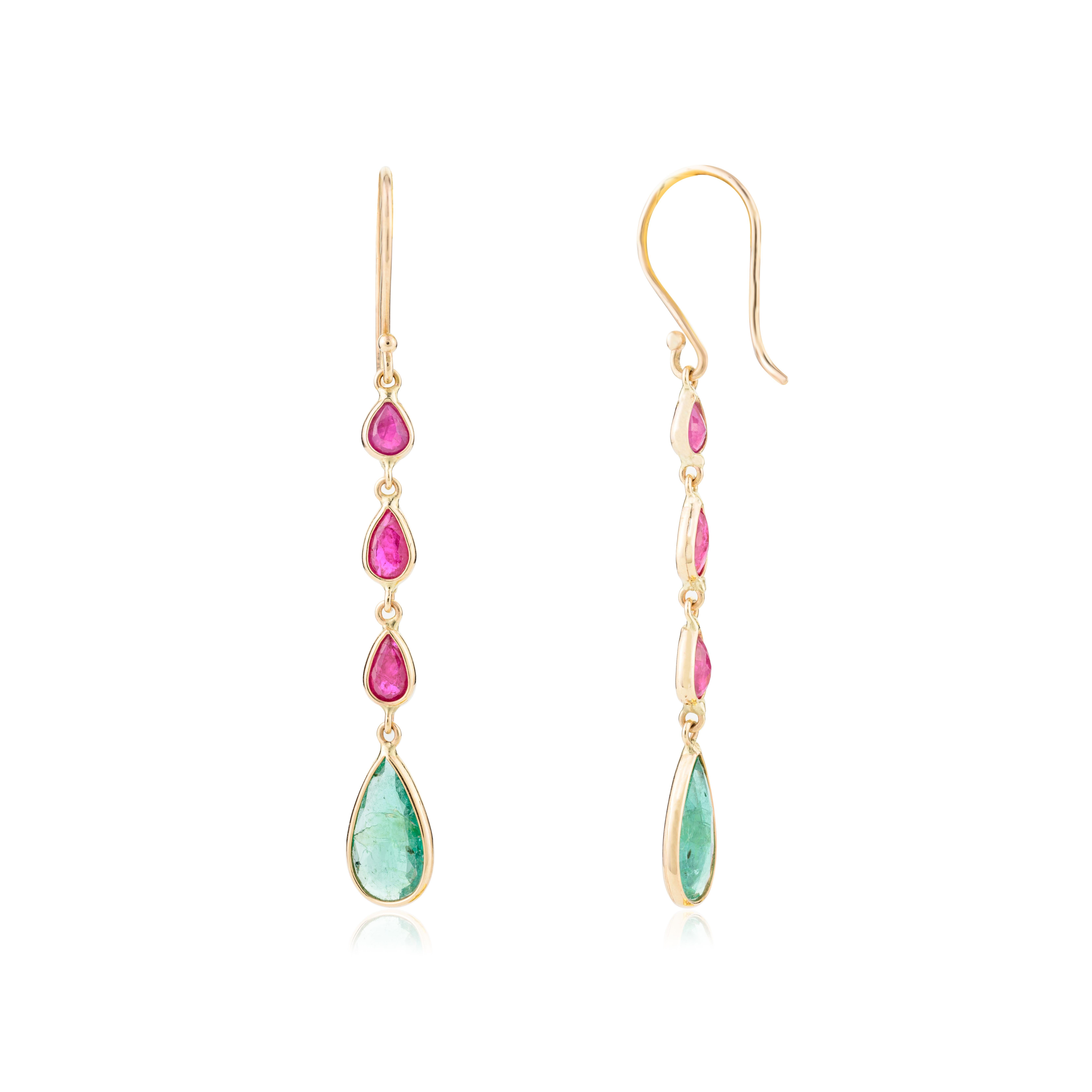 The Moderns Emerald Long Dangle Ears for Her in 18k Solid Yellow Gold (Boucles d'oreilles pendantes en or jaune 18 carats) Neuf - En vente à New York, NY