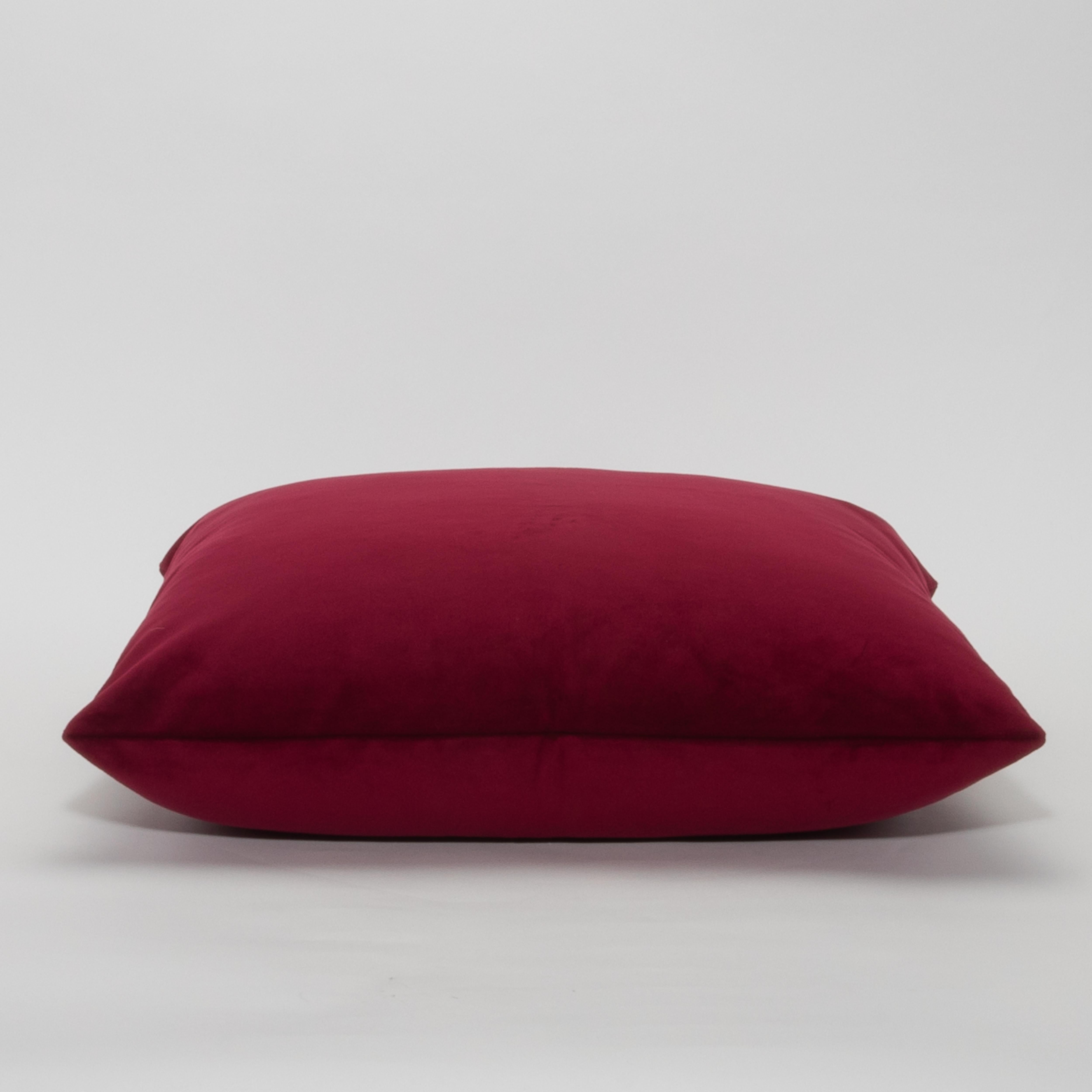 Immergi i tuoi interni nell'opulenza con il cuscino decorativo Modern Ruby Velvet di MOGUL, una splendida incarnazione del lusso e della maestria artigianale. Avvolti in un sontuoso velluto rosso rubino, questi cuscini emanano una luce calda e