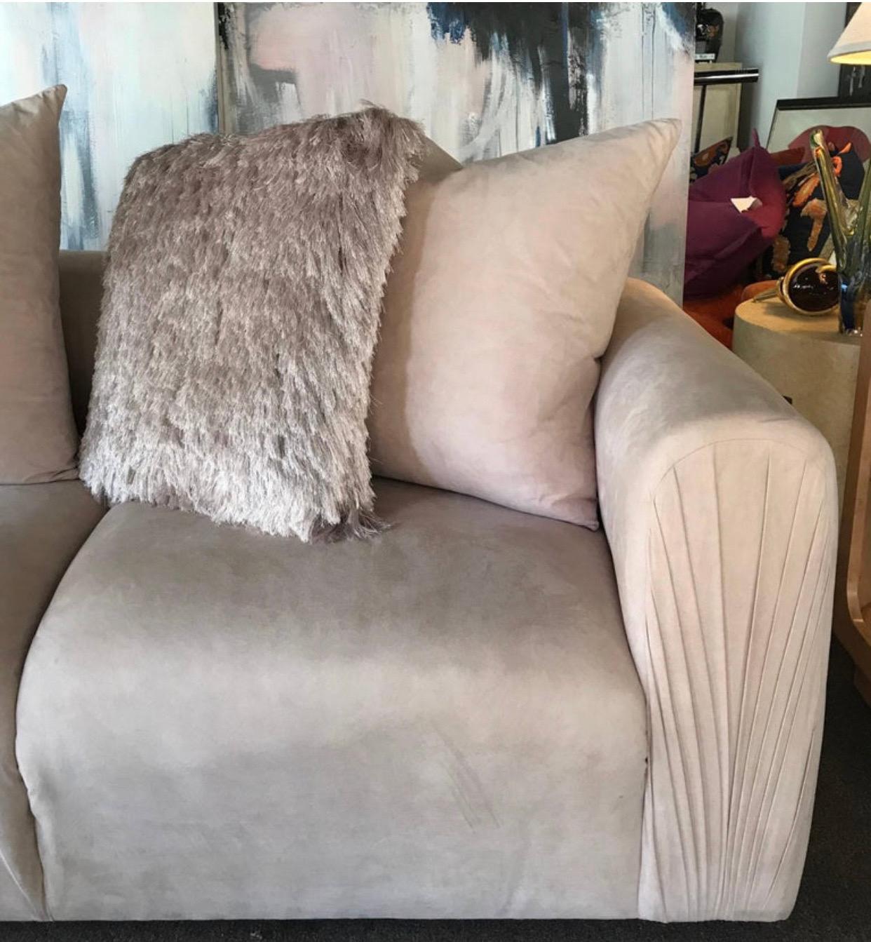 Moderno Divano con bracci increspati anni '80 in Ultrasuede Blush con 3 cuscini abbinati Palm Springs in vendita