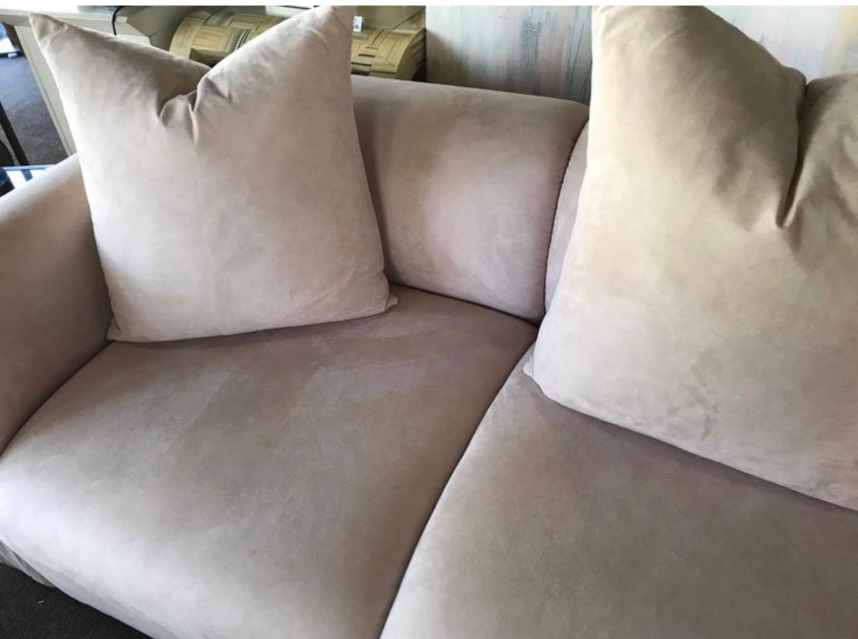 Americano Divano con bracci increspati anni '80 in Ultrasuede Blush con 3 cuscini abbinati Palm Springs in vendita