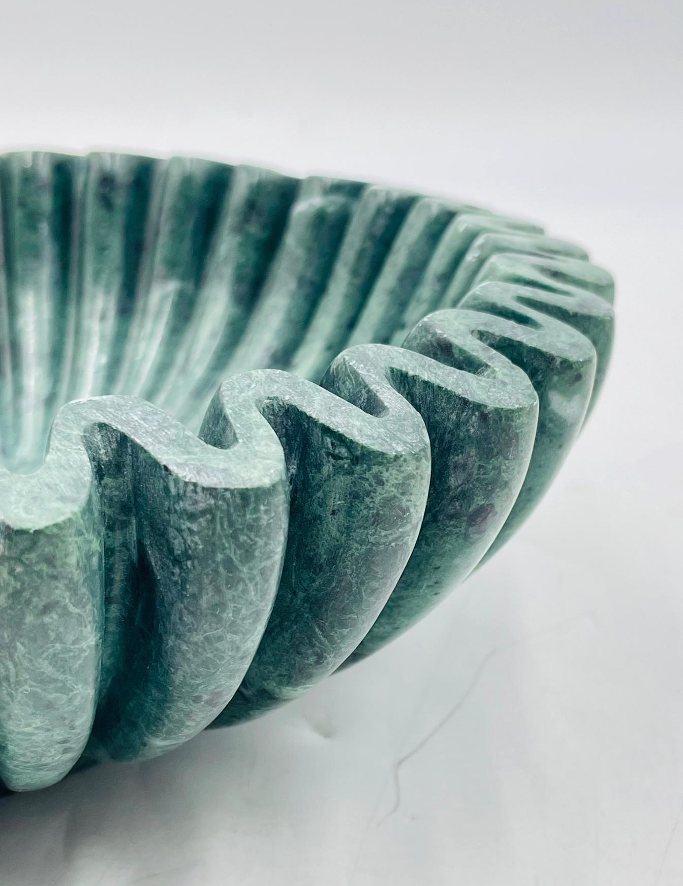 Cuenco moderno Ruffle en mármol verde by Anastasio Home 3