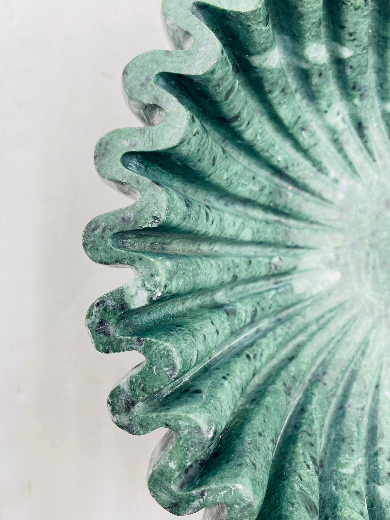 Cuenco moderno Ruffle en mármol verde by Anastasio Home 4
