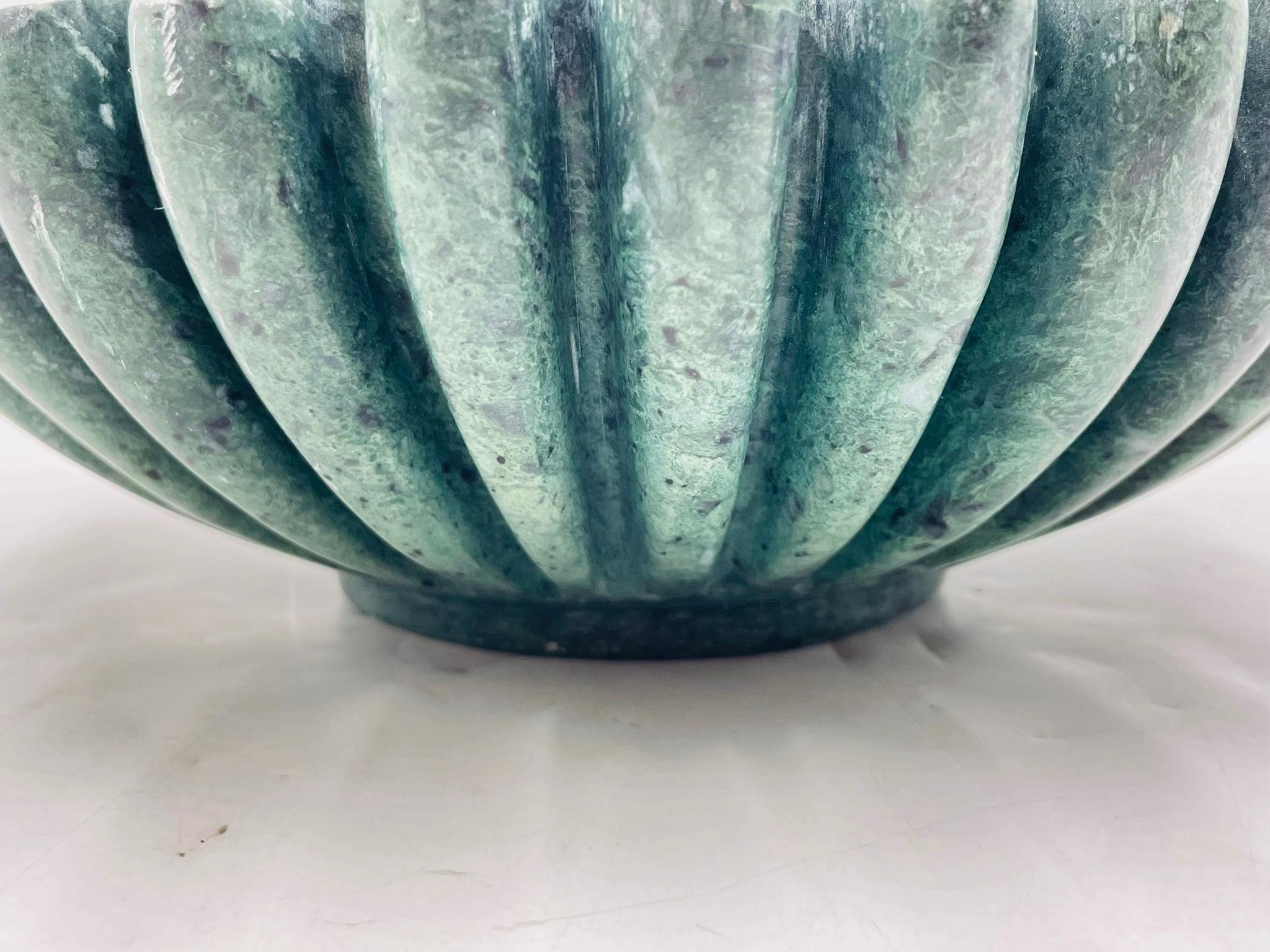 Cuenco moderno Ruffle en mármol verde by Anastasio Home 6