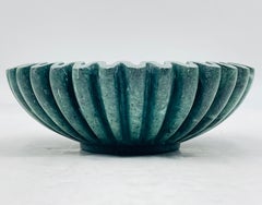 Moderne Rüschenschale aus grünem Marmor von Anastasio Home