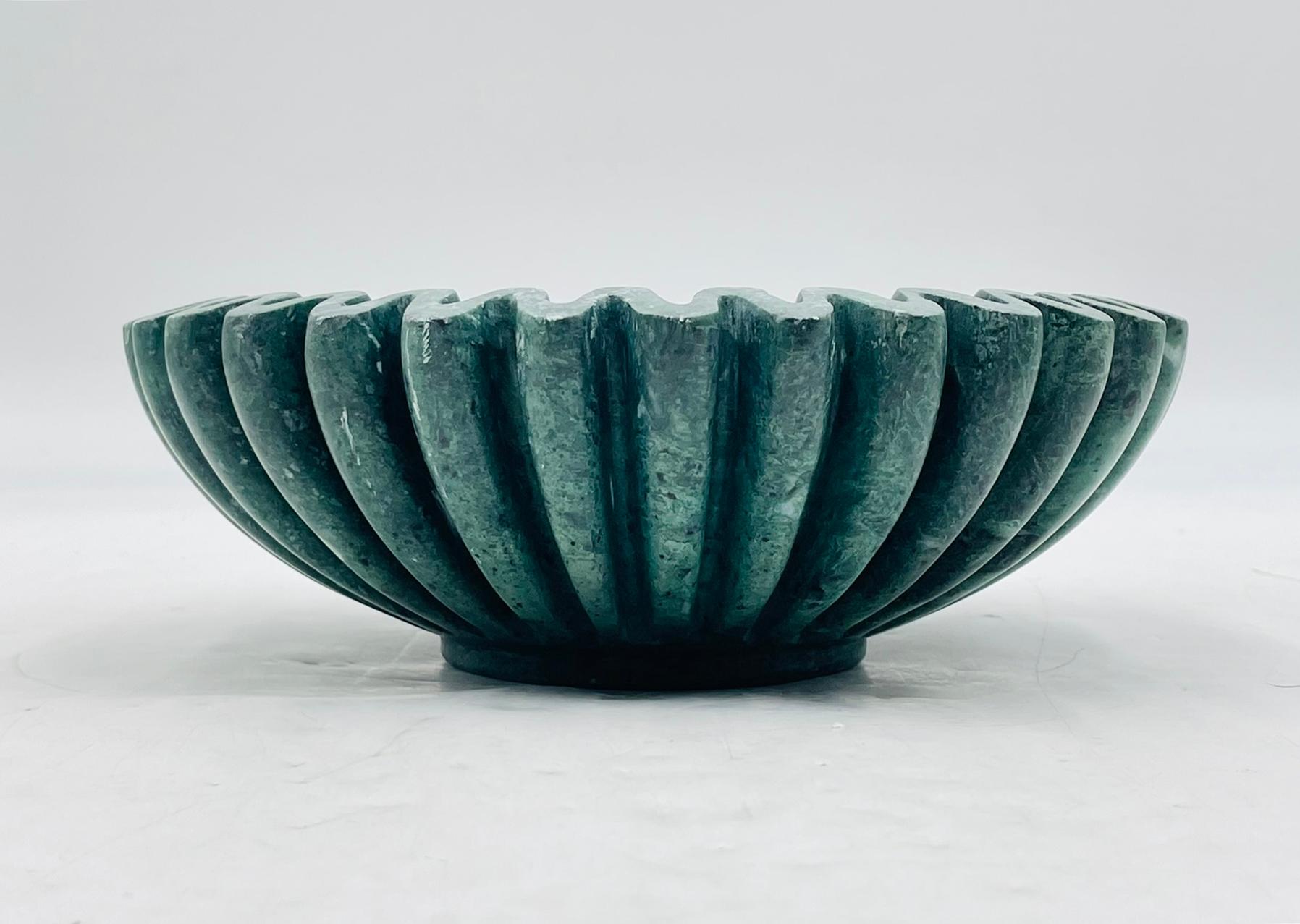 Cuenco moderno Ruffle en mármol verde by Anastasio Home Posmoderno