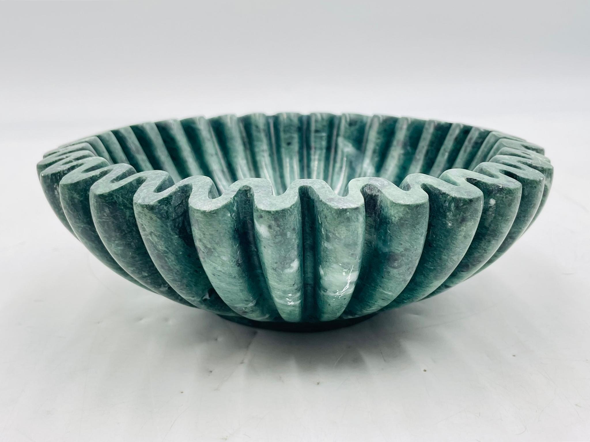 Cuenco moderno Ruffle en mármol verde by Anastasio Home Estadounidense
