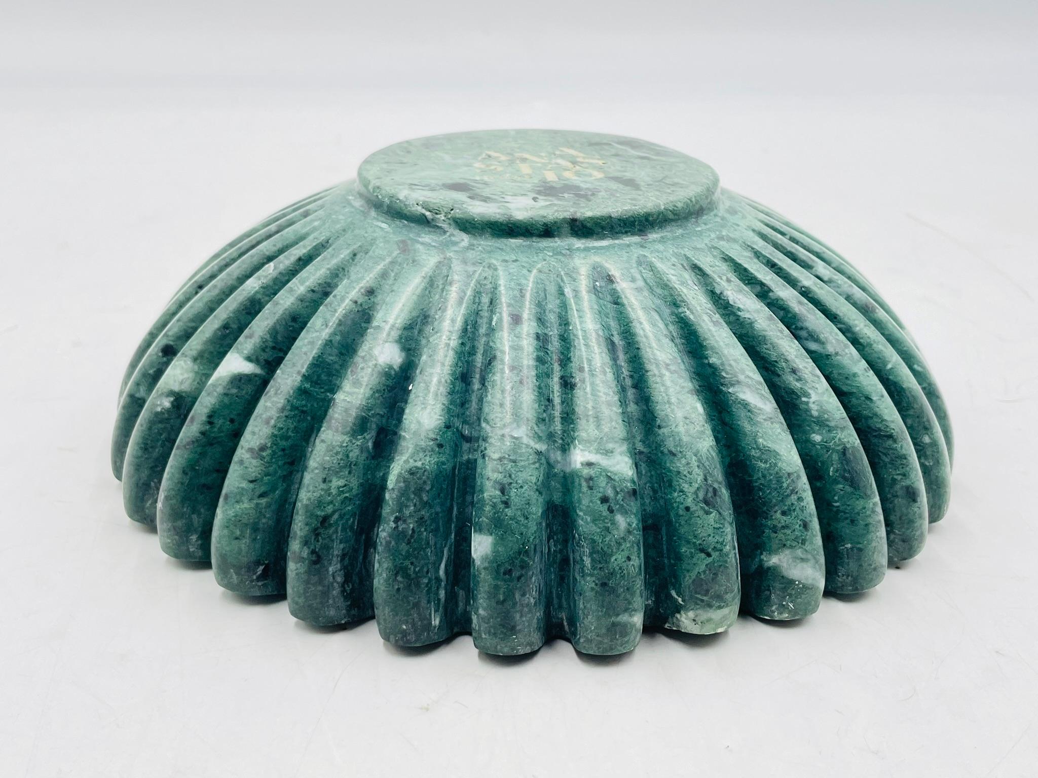 Cuenco moderno Ruffle en mármol verde by Anastasio Home Hecho a mano