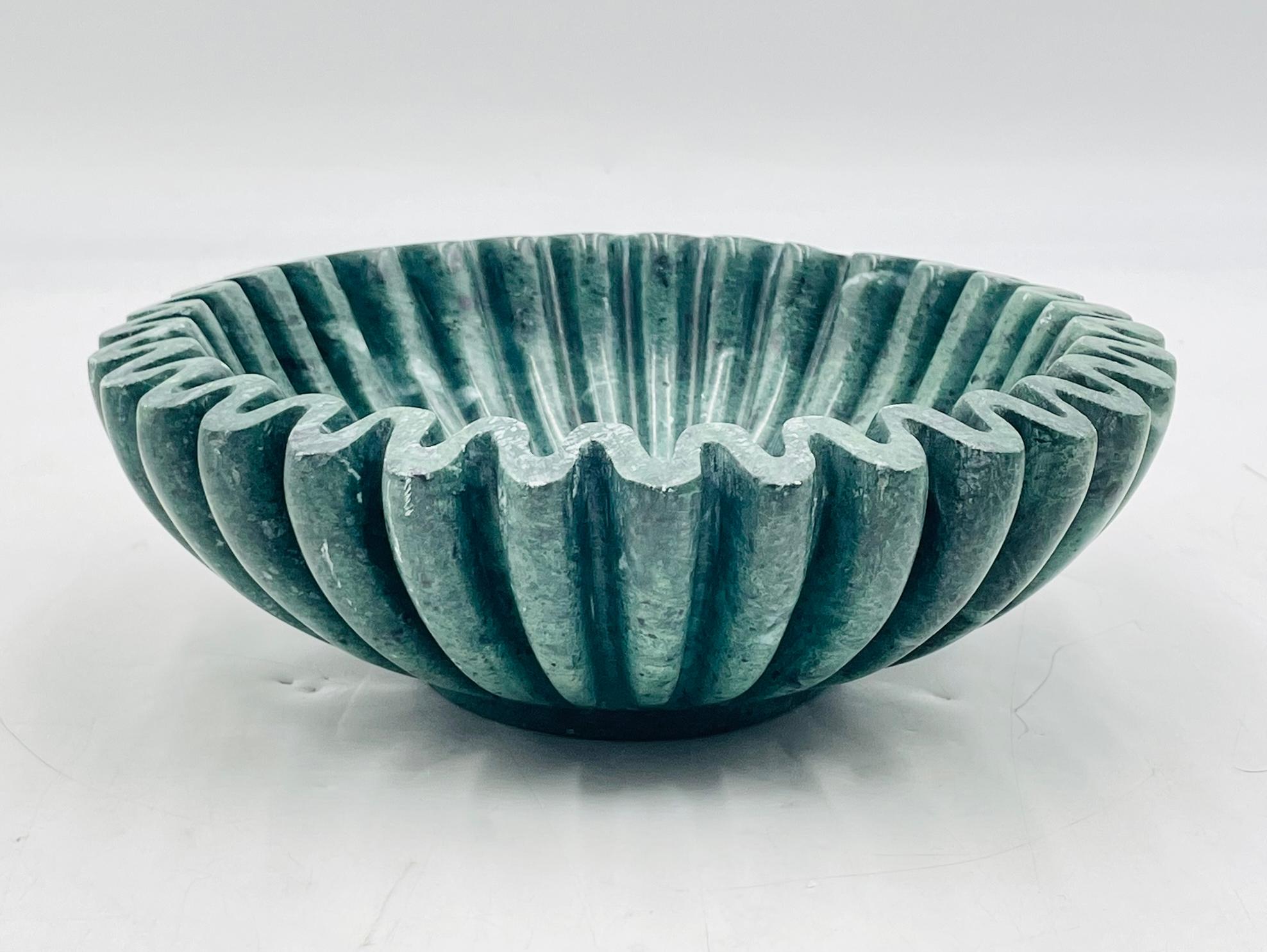 Cuenco moderno Ruffle en mármol verde by Anastasio Home en Bueno Estado en Los Angeles, CA