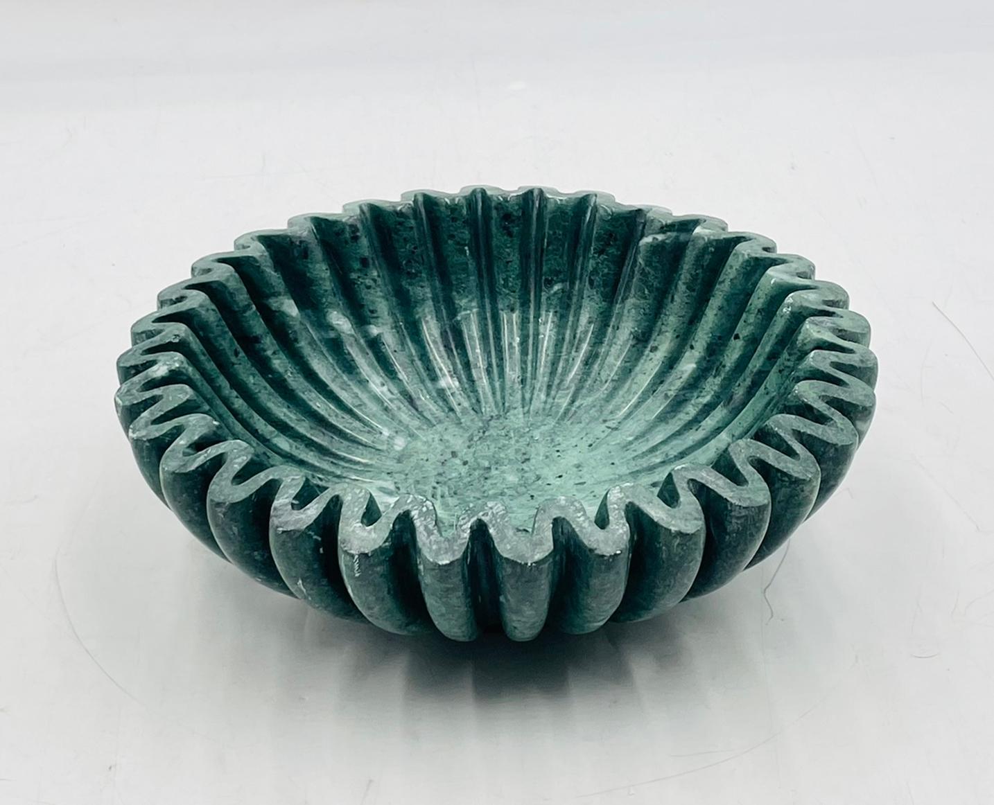 Cuenco moderno Ruffle en mármol verde by Anastasio Home Siglo XXI y contemporáneo