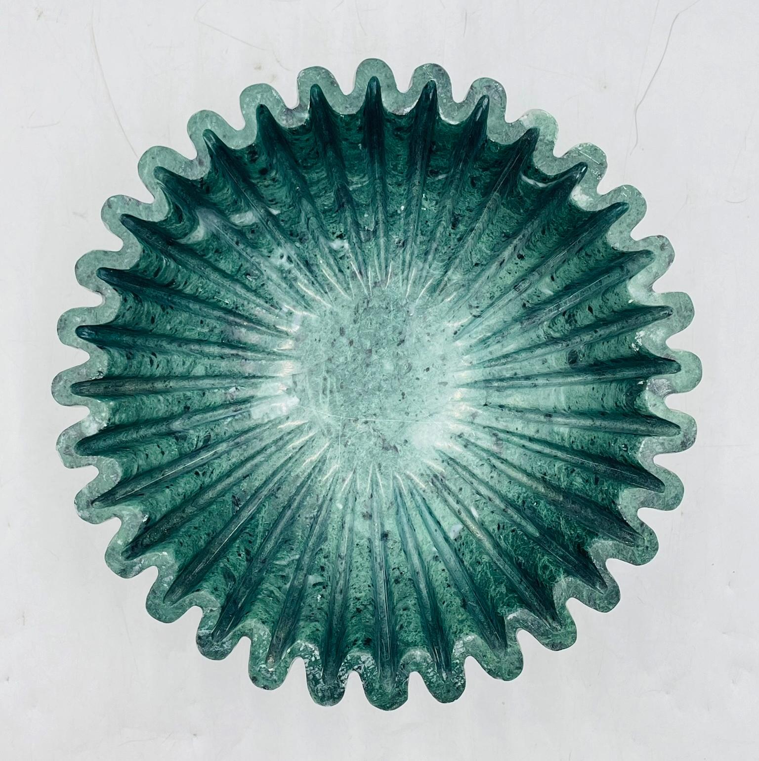 Cuenco moderno Ruffle en mármol verde by Anastasio Home 1