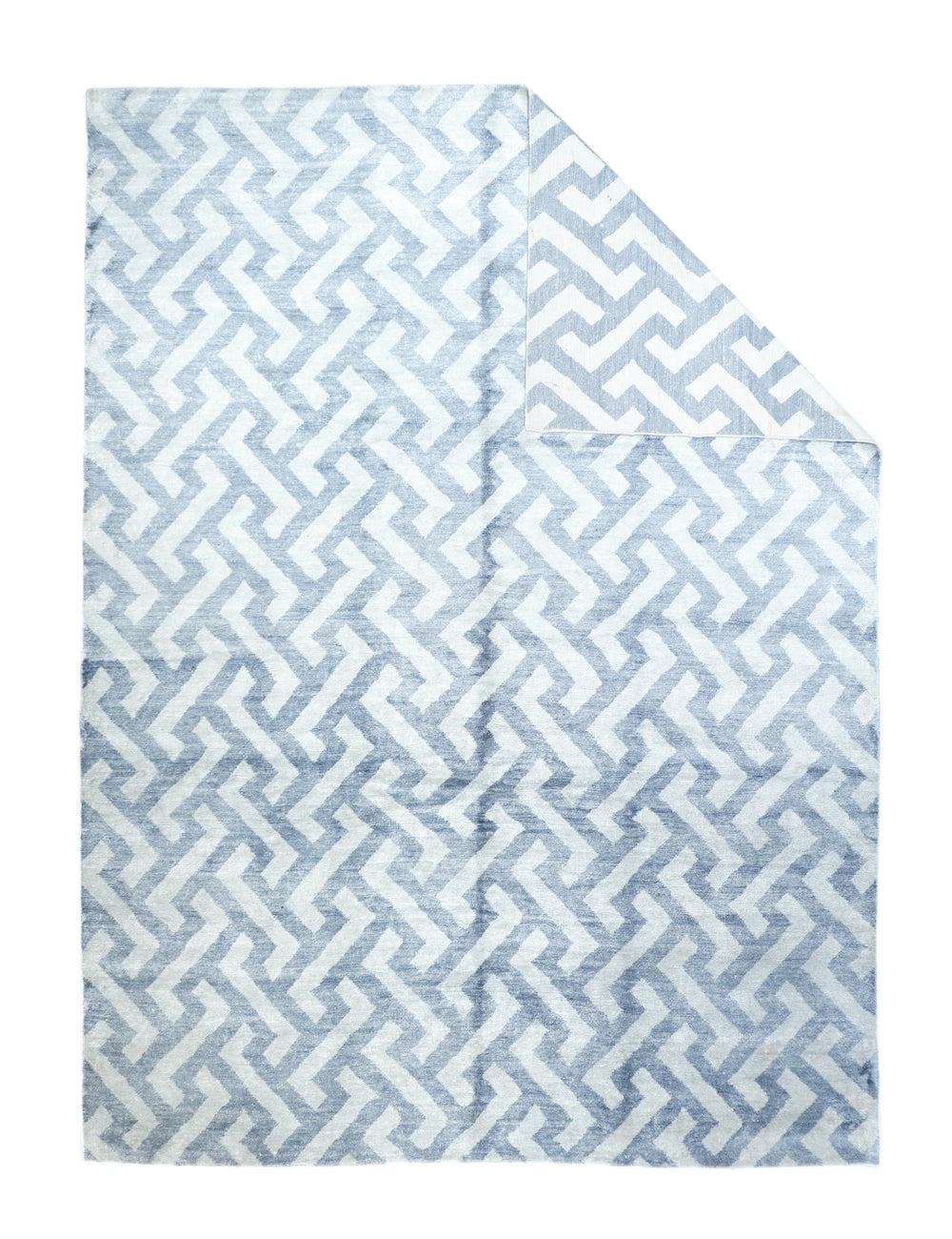 Alfombra moderna 8'8'' x 11'9''. Probablemente indio. Este tamaño de habitación sin bordes y bitonal (gris y crudo) muestra un patrón de inversión figura/fondo de formas geométricas en 