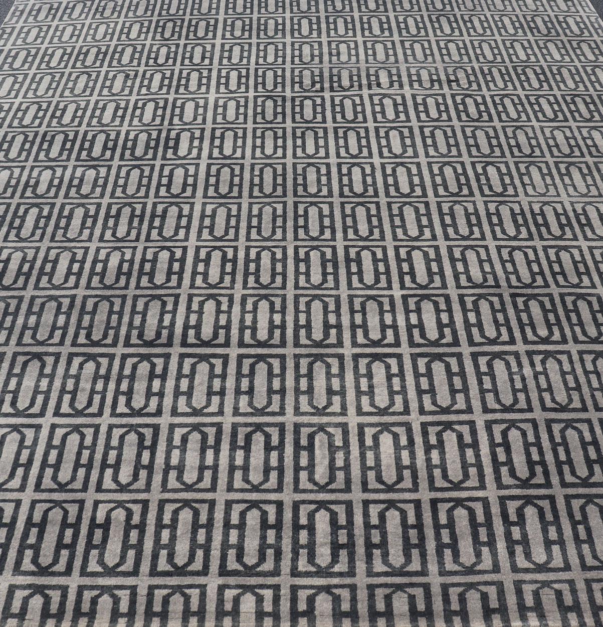 Tappeto moderno di Keivan Woven Arts con design geometrico in grigio e nero. in vendita 2
