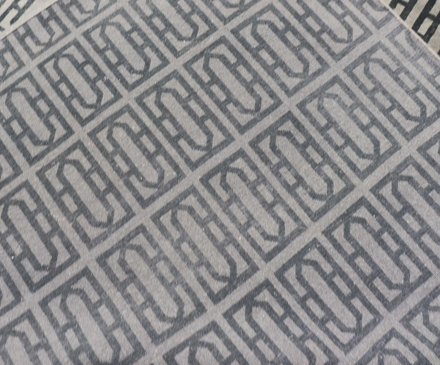 Tappeto moderno di Keivan Woven Arts con design geometrico in grigio e nero. in vendita 6