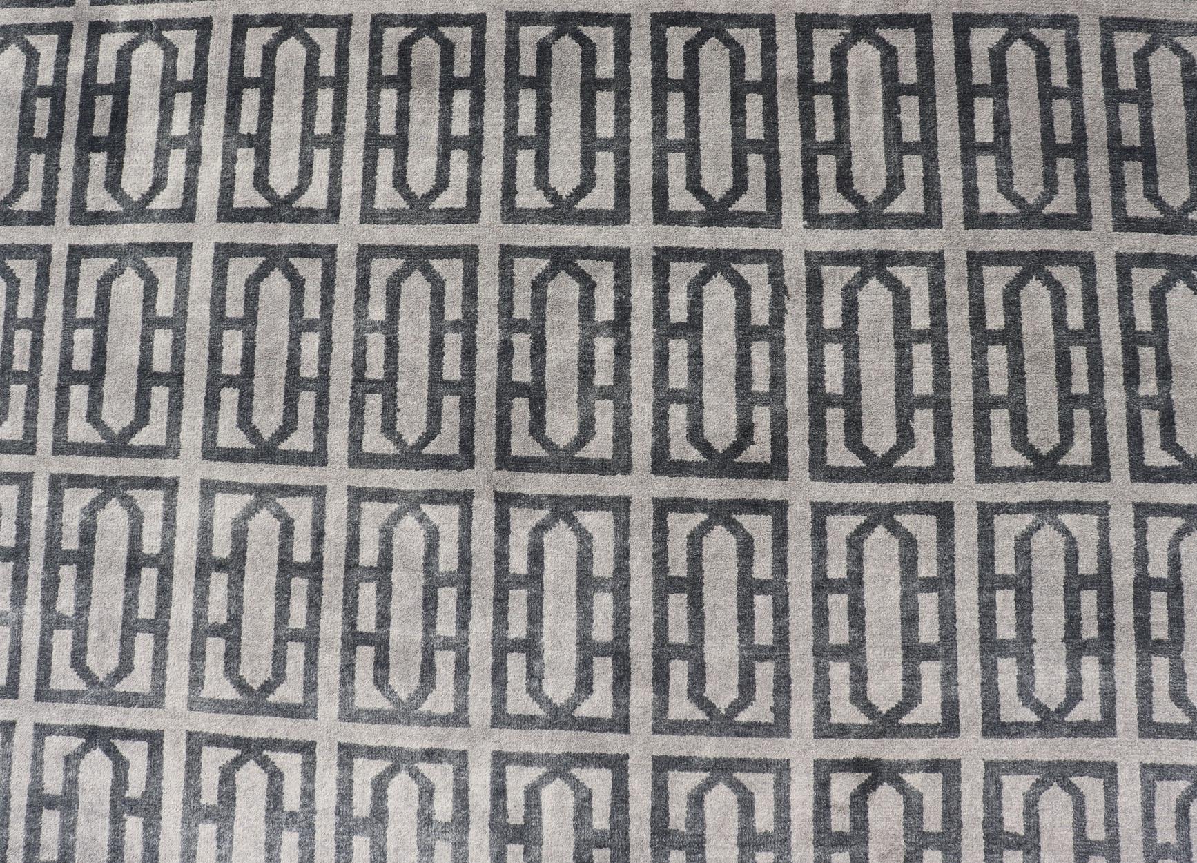 Tappeto moderno annodato a mano in lana con disegni geometrici in grigio e nero.

Questo tappeto moderno dell'India è stato annodato a mano in lana e presenta un disegno geometrico all-over nei toni del grigio e del nero. Un bordo complementare e a