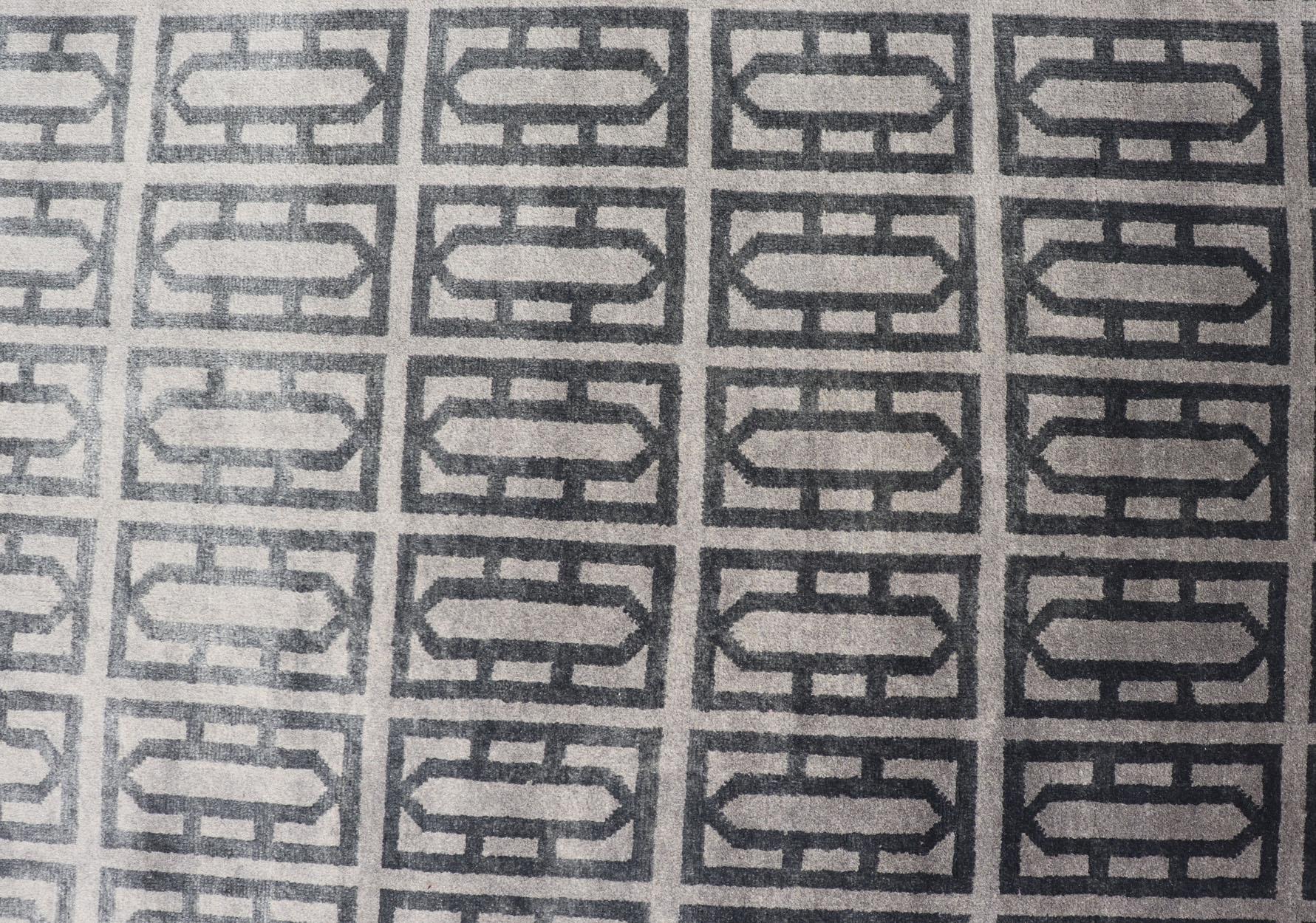 Moderno Tappeto moderno di Keivan Woven Arts con design geometrico in grigio e nero. in vendita