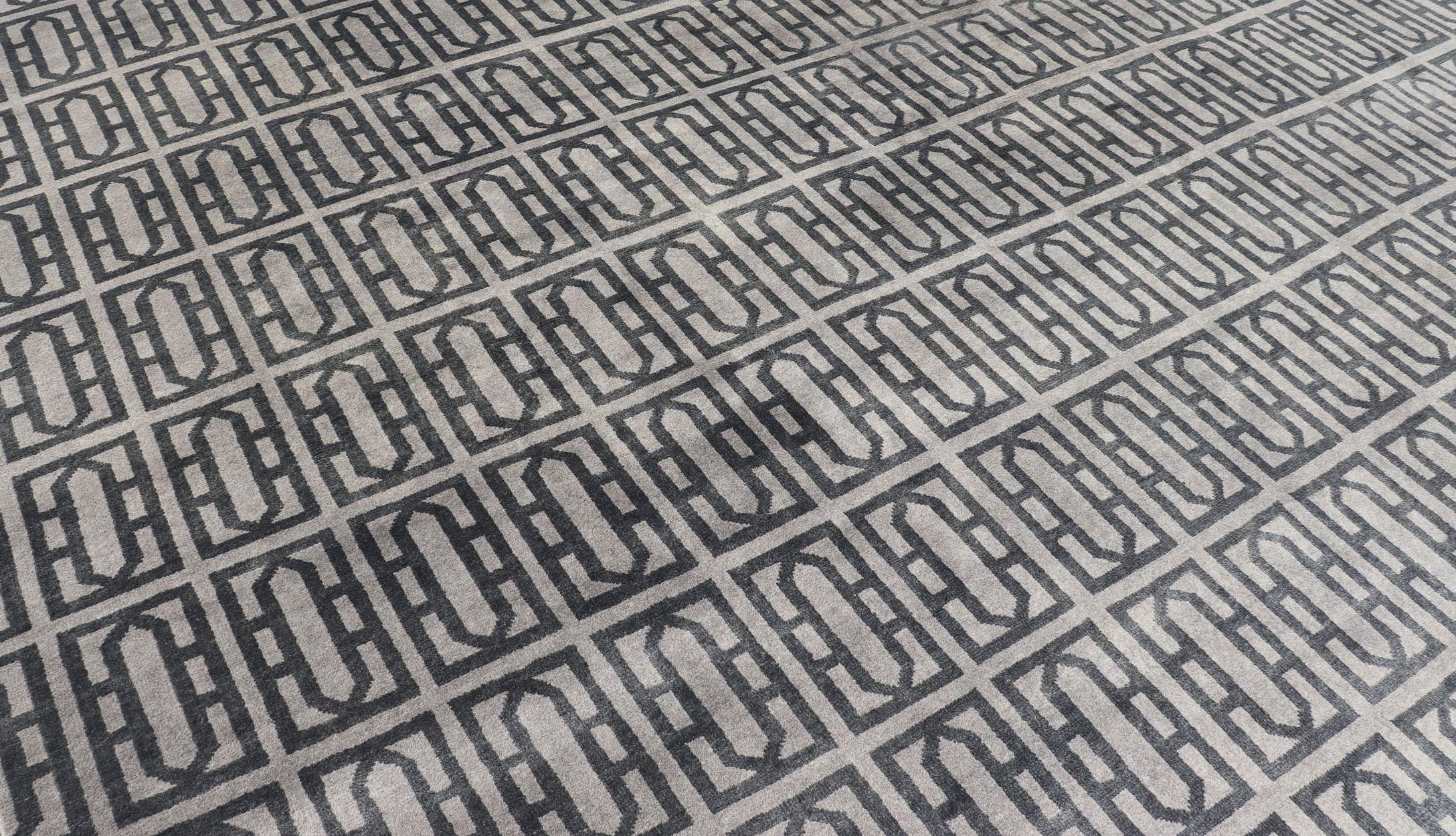 Indiano Tappeto moderno di Keivan Woven Arts con design geometrico in grigio e nero. in vendita
