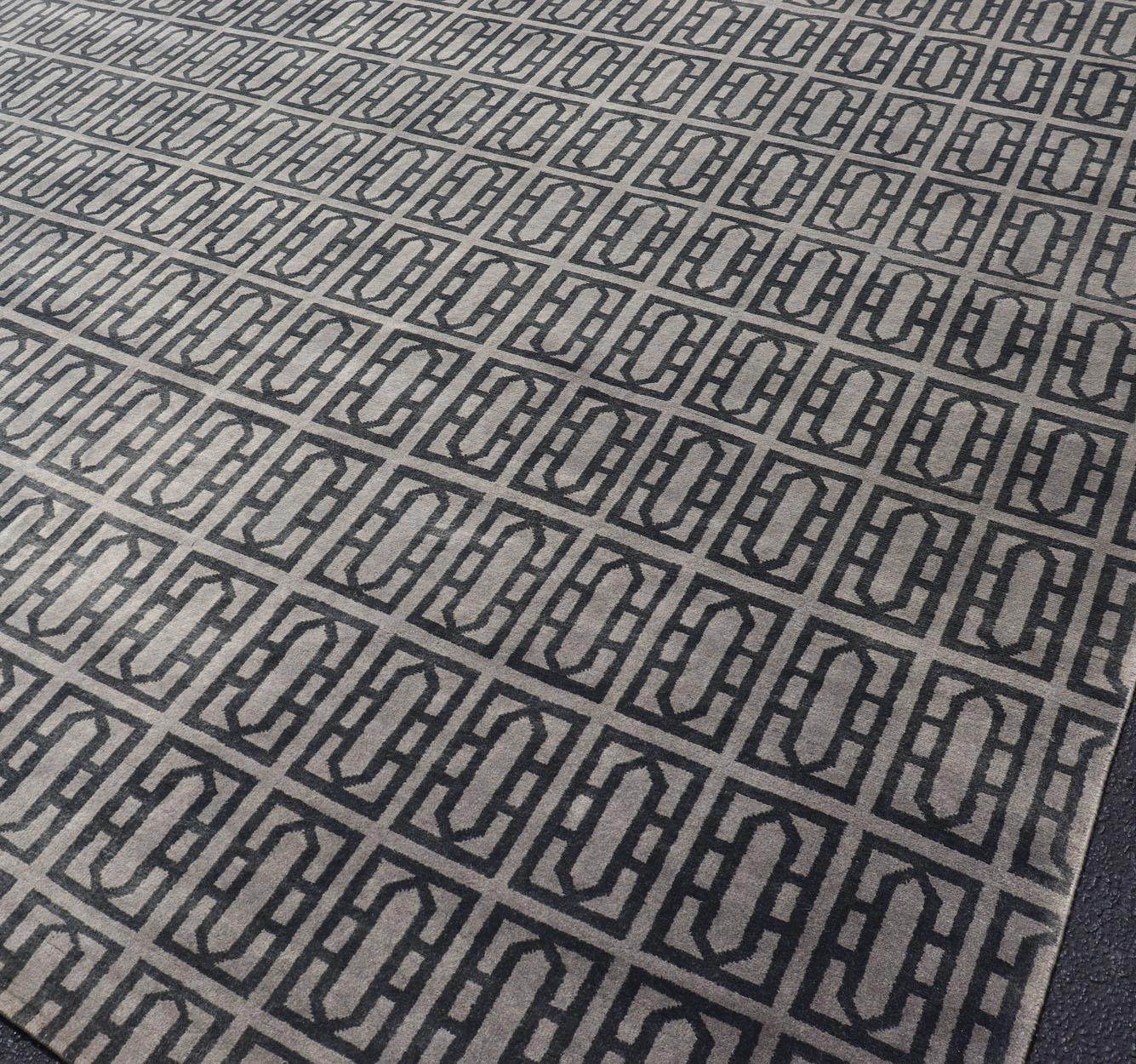 Tappeto moderno di Keivan Woven Arts con design geometrico in grigio e nero. In condizioni ottime in vendita a Atlanta, GA