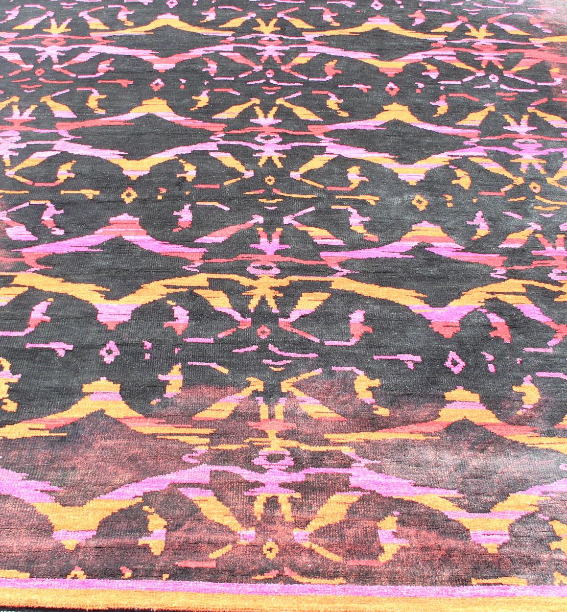 Questo moderno tappeto indiano è stato annodato a mano in lana e presenta un disegno sub-geometrico all-over nei toni del viola, del giallo, del rosso, del rosa e del marrone antracite, che lo rende adatto a un'ampia varietà di interni.
Misure: 8'8