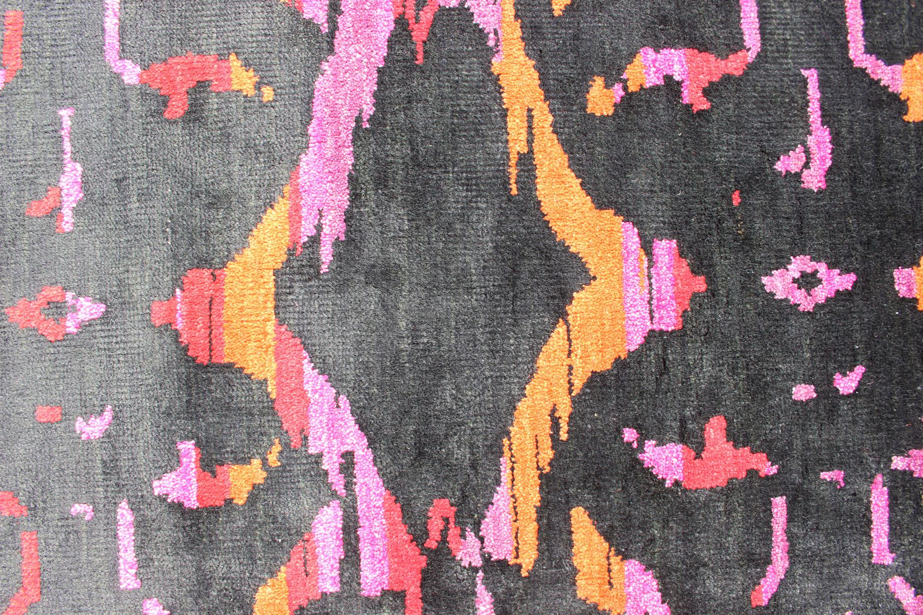 Annodato a mano Tappeto moderno di Keivan Woven Arts in lana con seta e disegno astratto in vendita