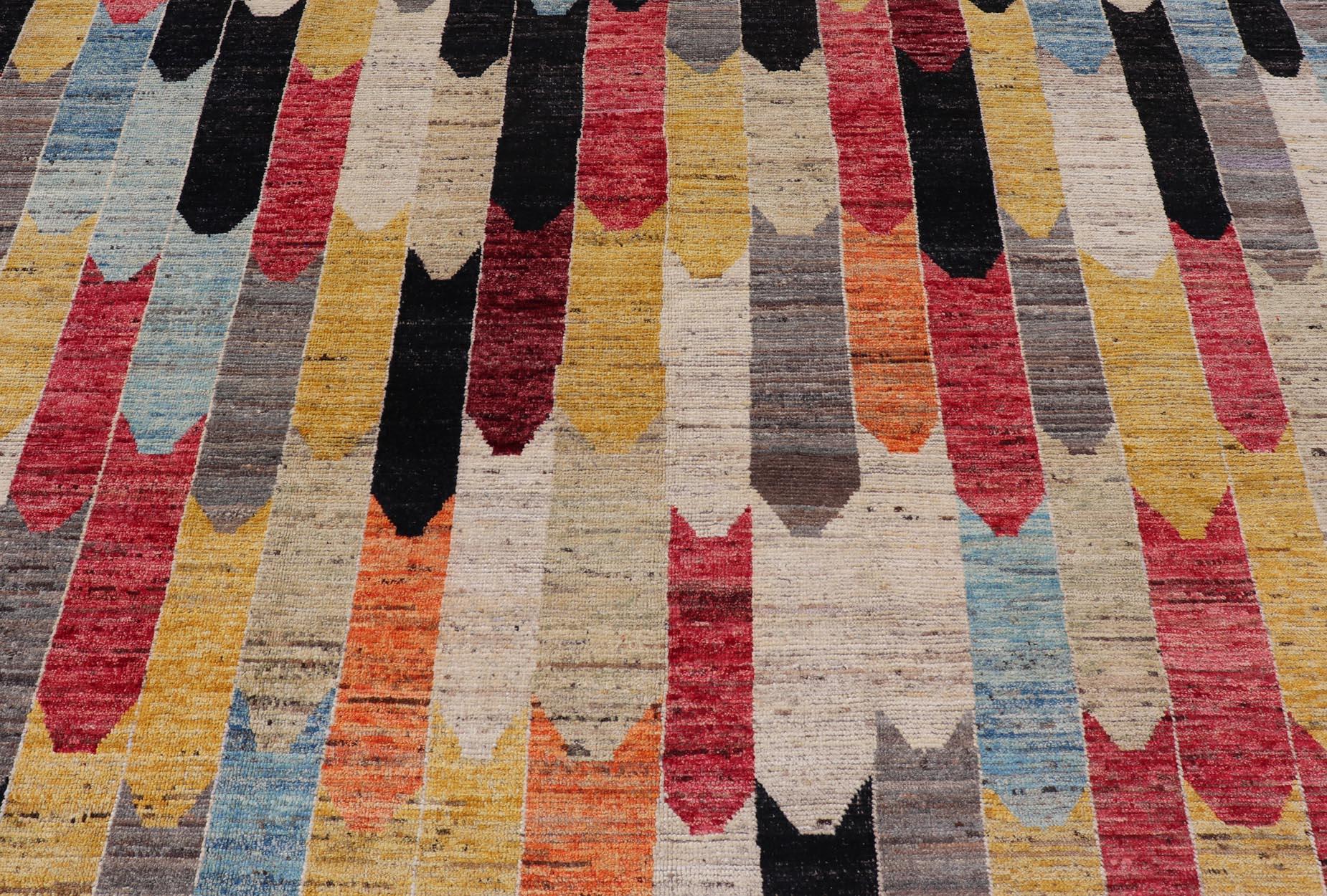 Moderner moderner Teppich in abstraktem Art-Déco-Design mit mehrfarbigen Farben und schwarzer Bordüre (Handgeknüpft) im Angebot
