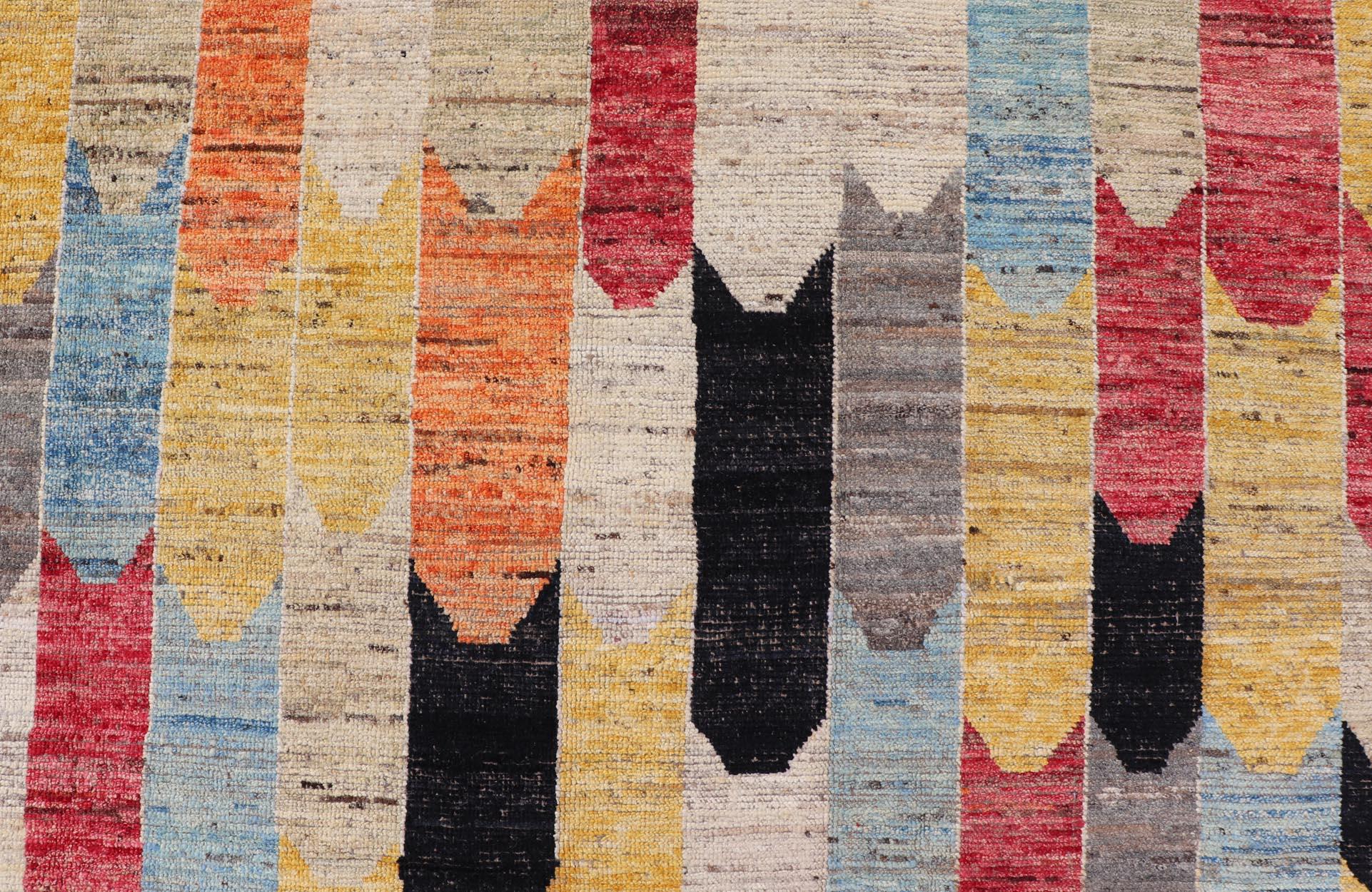 Moderner moderner Teppich in abstraktem Art-Déco-Design mit mehrfarbigen Farben und schwarzer Bordüre im Zustand „Neu“ im Angebot in Atlanta, GA