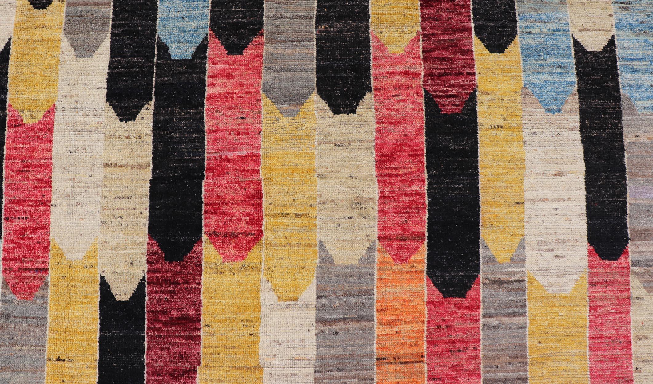 Moderner moderner Teppich in abstraktem Art-Déco-Design mit mehrfarbigen Farben und schwarzer Bordüre (21. Jahrhundert und zeitgenössisch) im Angebot