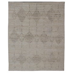 Tapis moderne dans des tons beige crème et diamants de style marocain en gris clair