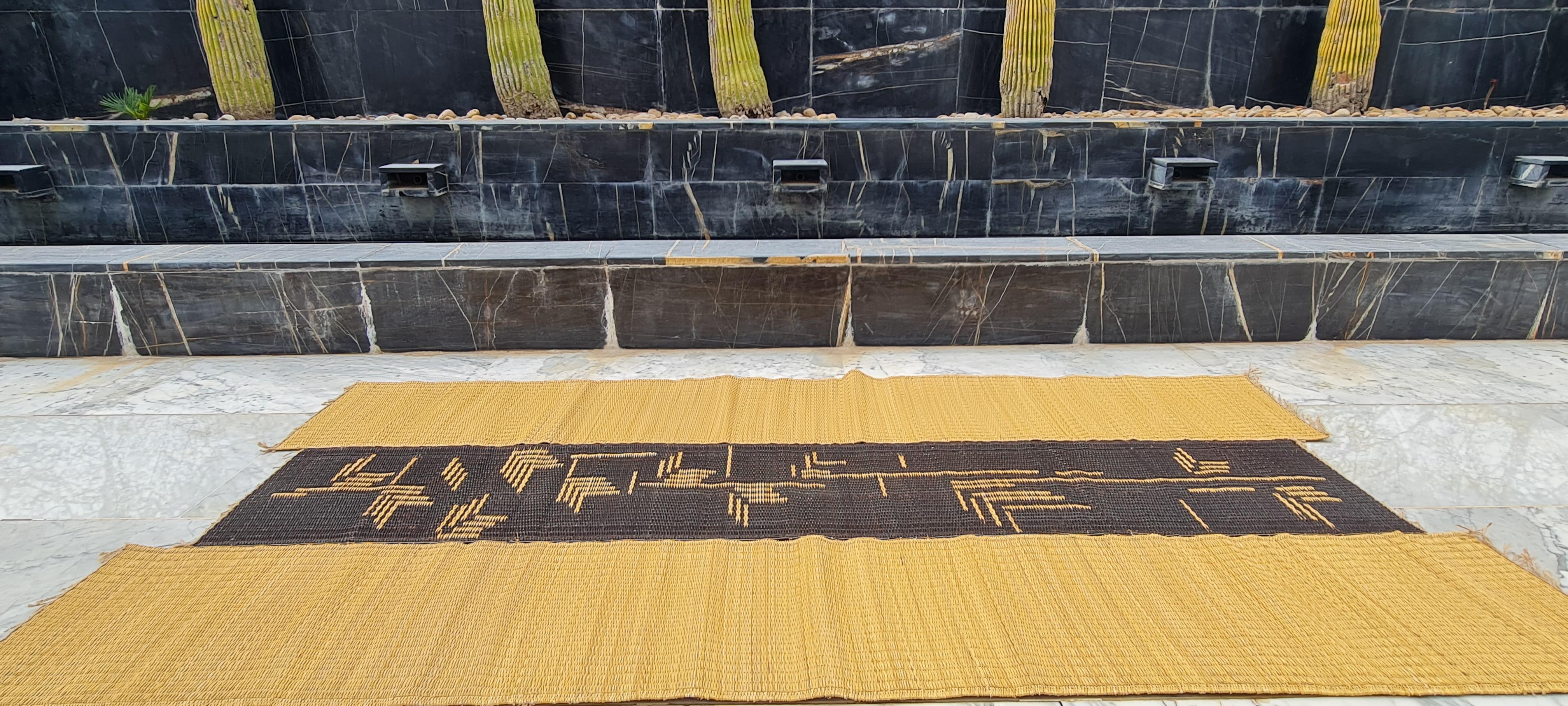 Moderner Teppich aus Naturfaser, 4'x8', schwarzes Muster, La Fibre Artisanale im Angebot 3