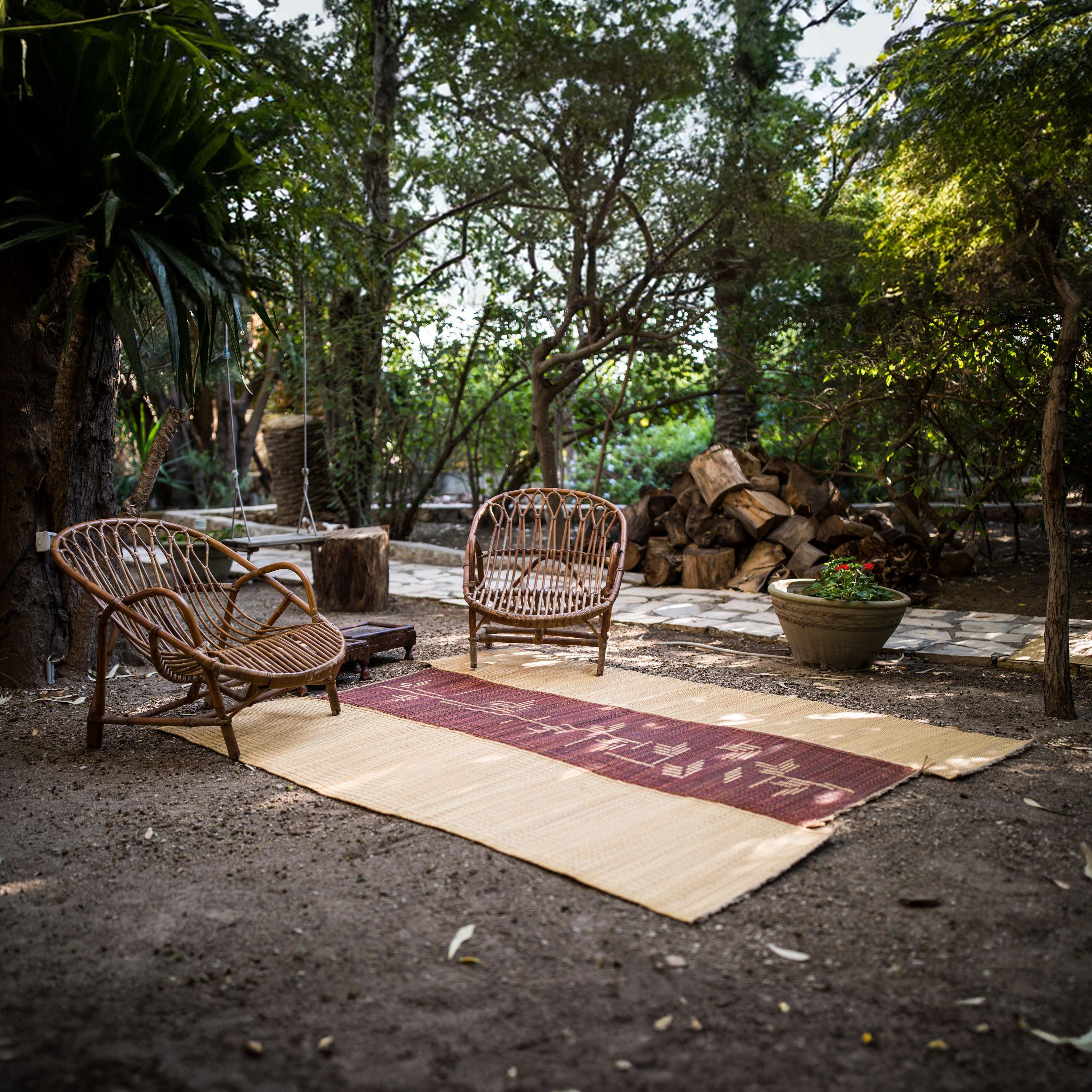 This outdoor rug, through its irregular shape, reflects a new way of assembling mats in 3 staggered bands, and reflects the contribution of design crafts in the art of weaving mats in Smar (sea rush).
This irregularly shaped natural fiber rug