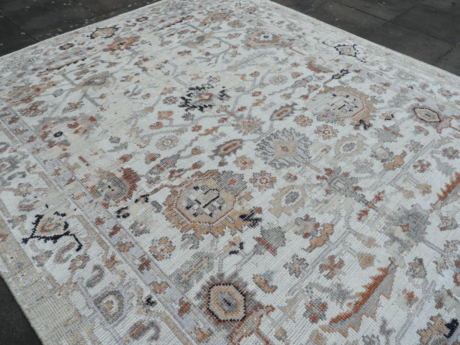 Modern Rug in Style of Oushak Hand Knotted Contemporary Carpet In New Condition In Lohr, Bavaria, DE
