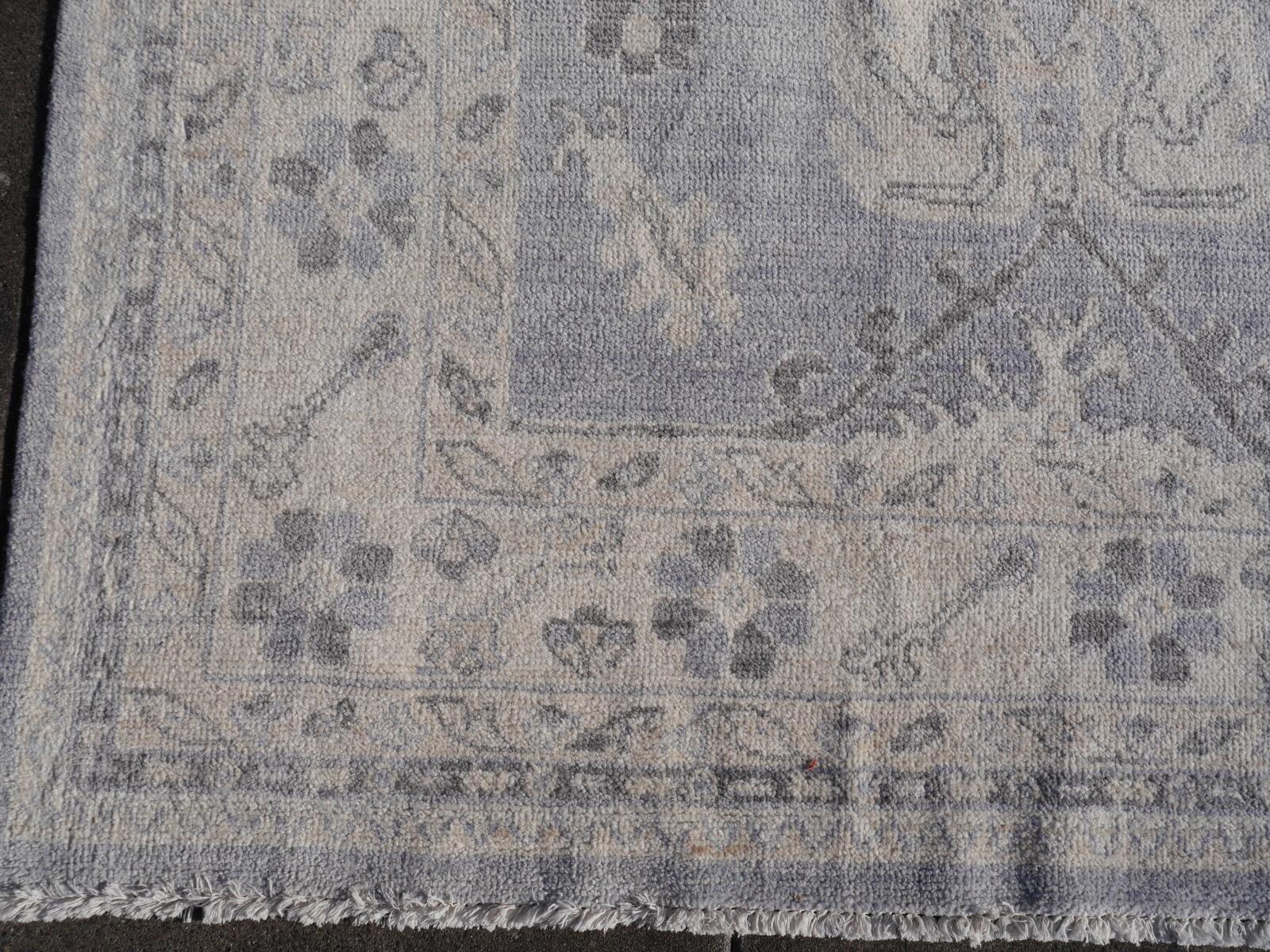 Afghanischer Oushak, handgeknüpfter 8 x 10 Fuß Teppich in Weiß und Grau, Kollektion Djoharian (Wolle) im Angebot