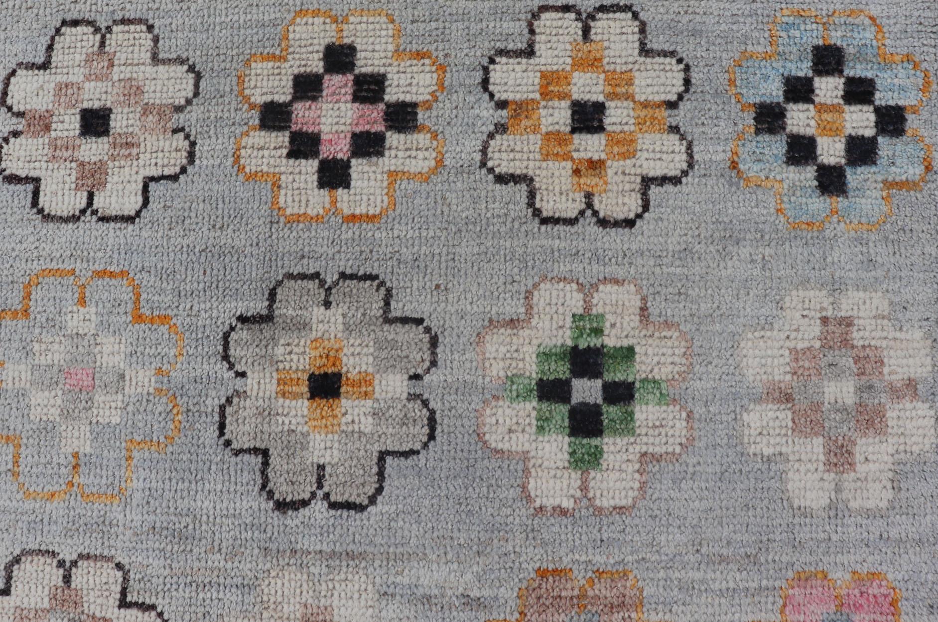 Modern Rug in Wool with Modern All-Over Flower Design on a Light Gray Field For Sale 4
