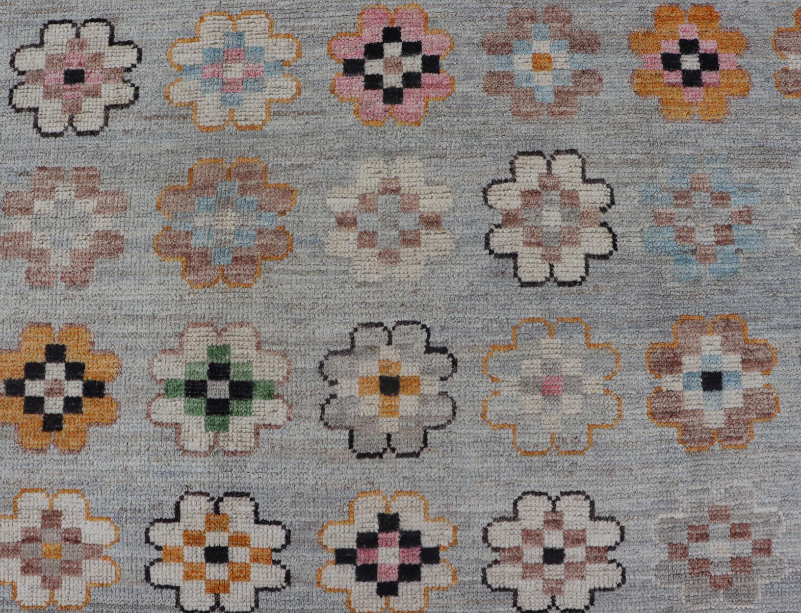 Moderner moderner Teppich aus Wolle mit modernem All-Over-Blumenmuster auf hellgrauem Feld im Angebot 5