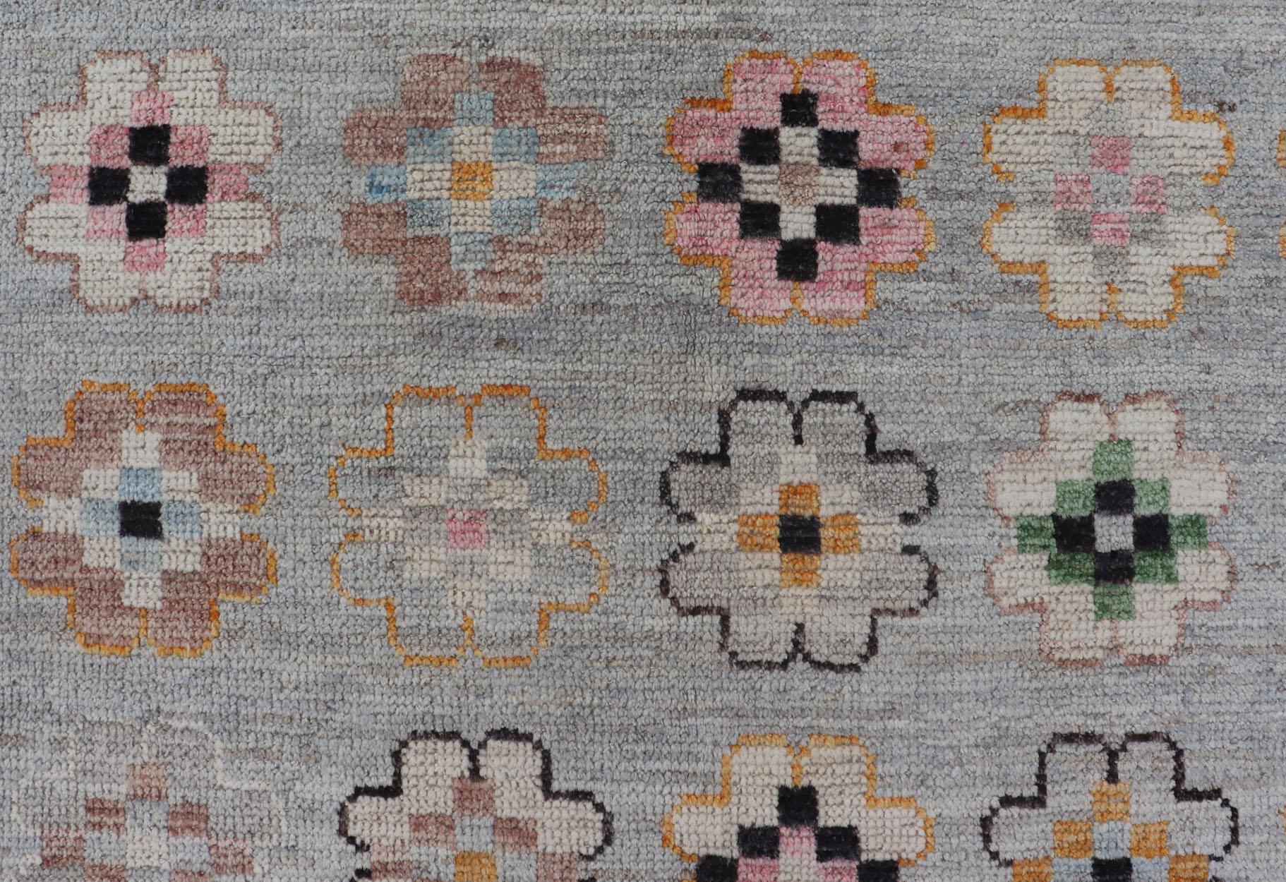 Moderner moderner Teppich aus Wolle mit modernem All-Over-Blumenmuster auf hellgrauem Feld im Angebot 6