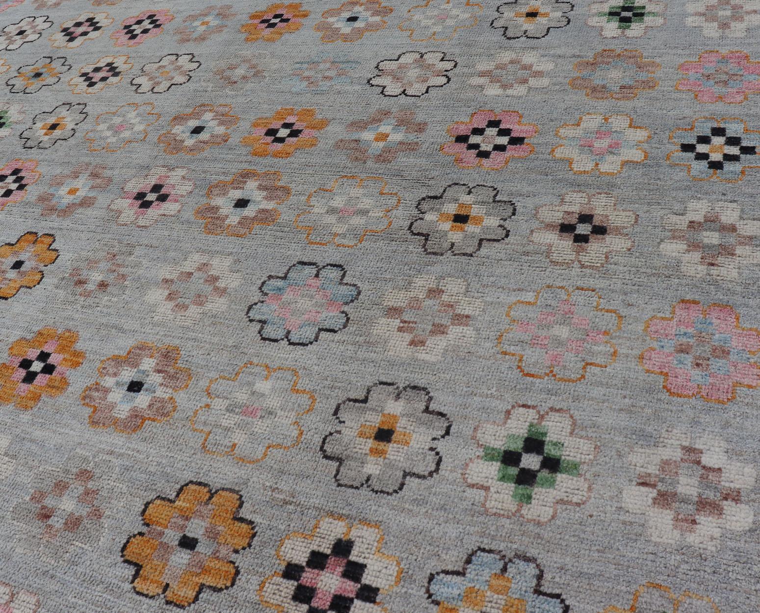 Modern Rug in Wool with Modern All-Over Flower Design on a Light Gray Field For Sale 7