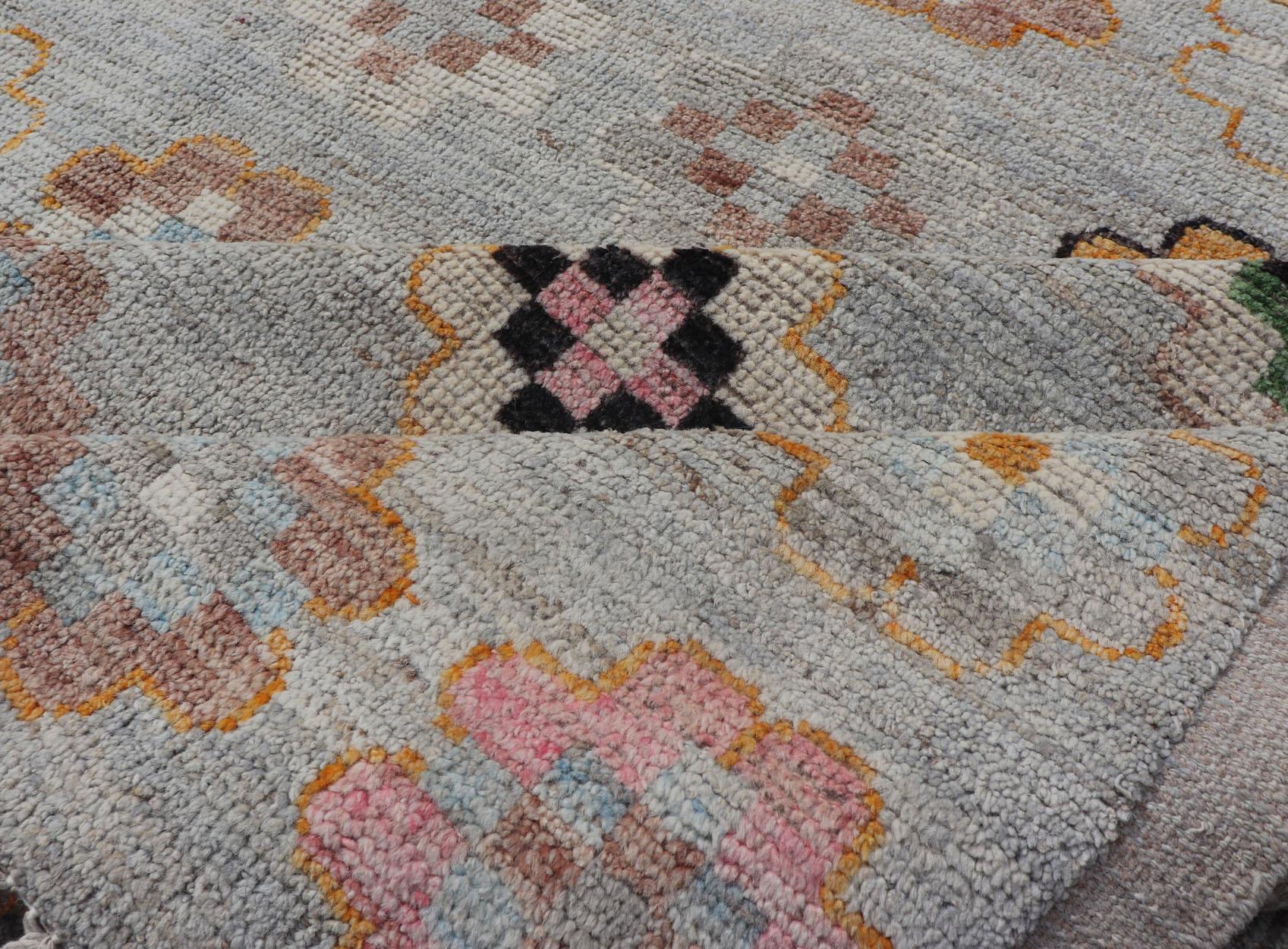 Moderner moderner Teppich aus Wolle mit modernem All-Over-Blumenmuster auf hellgrauem Feld im Angebot 8
