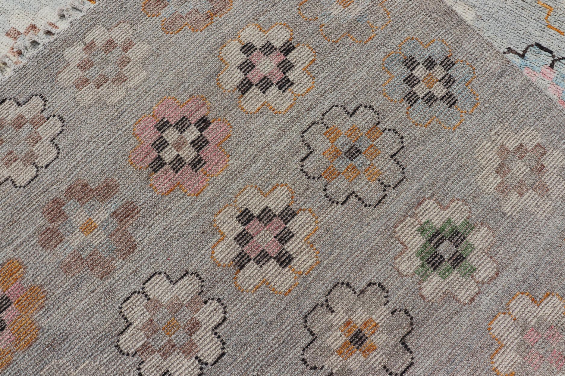 Moderner moderner Teppich aus Wolle mit modernem All-Over-Blumenmuster auf hellgrauem Feld im Angebot 9