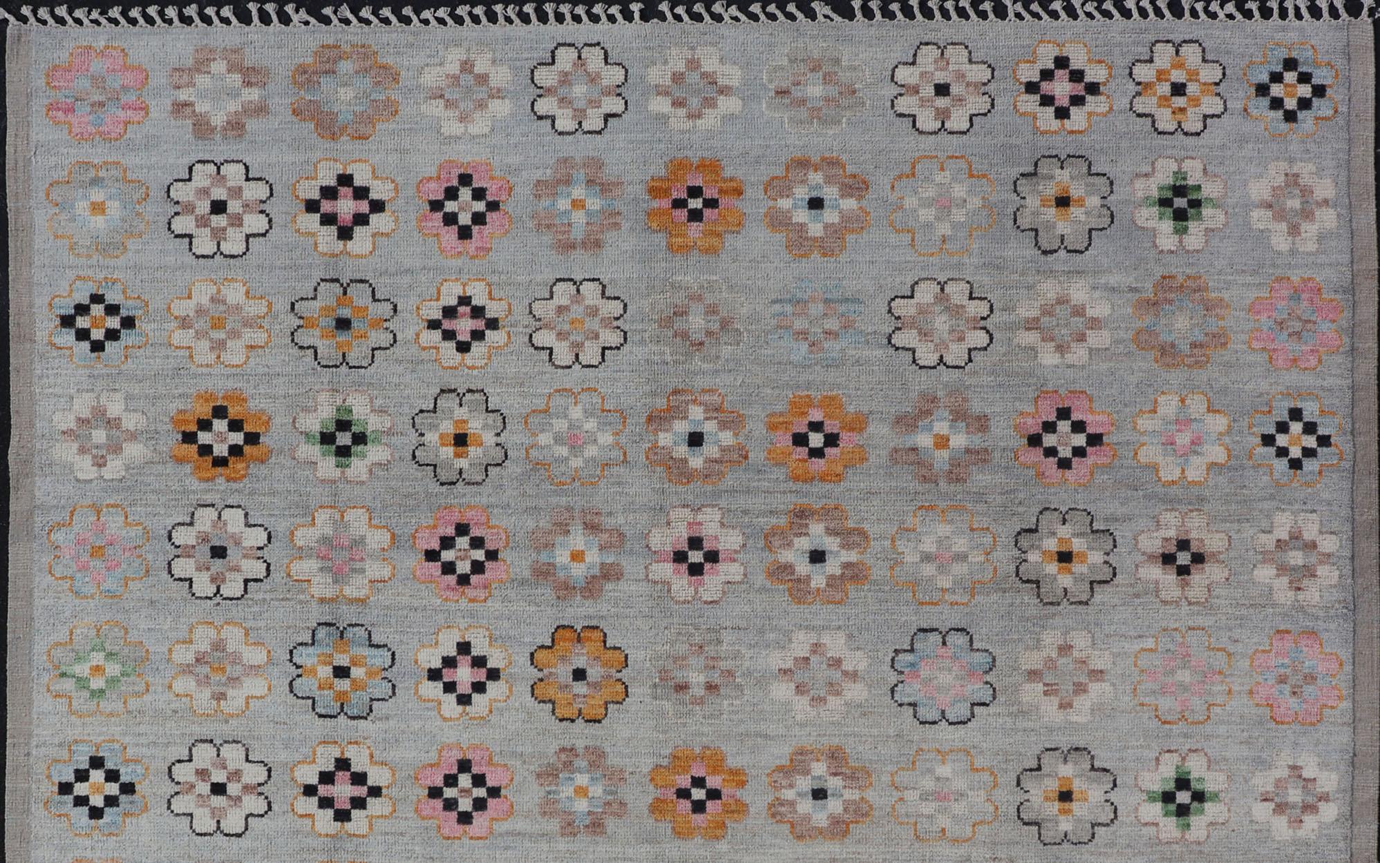 Moderner moderner Teppich aus Wolle mit modernem All-Over-Blumenmuster auf hellgrauem Feld (Afghanisch) im Angebot