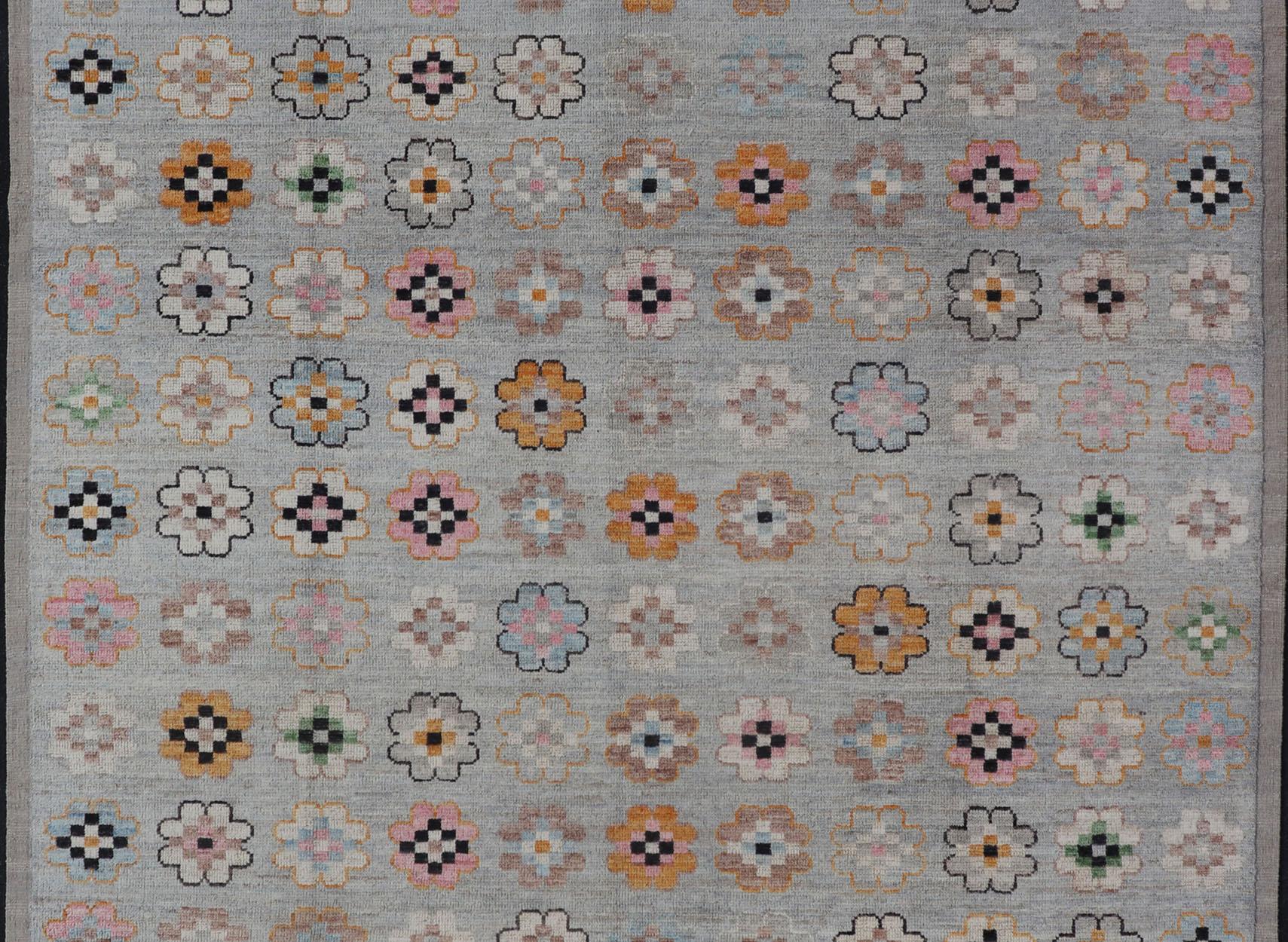 Moderner moderner Teppich aus Wolle mit modernem All-Over-Blumenmuster auf hellgrauem Feld (Handgeknüpft) im Angebot