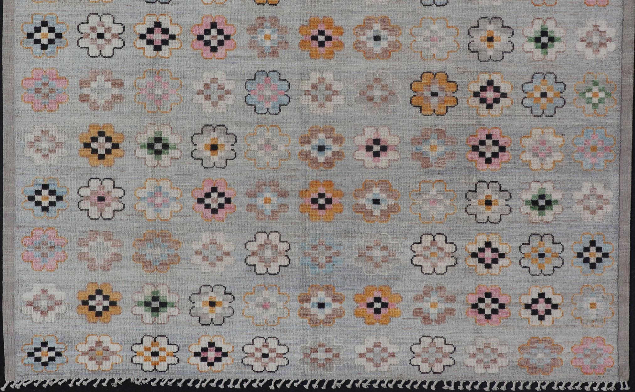Modern Rug in Wool with Modern All-Over Flower Design on a Light Gray Field In Excellent Condition For Sale In Atlanta, GA