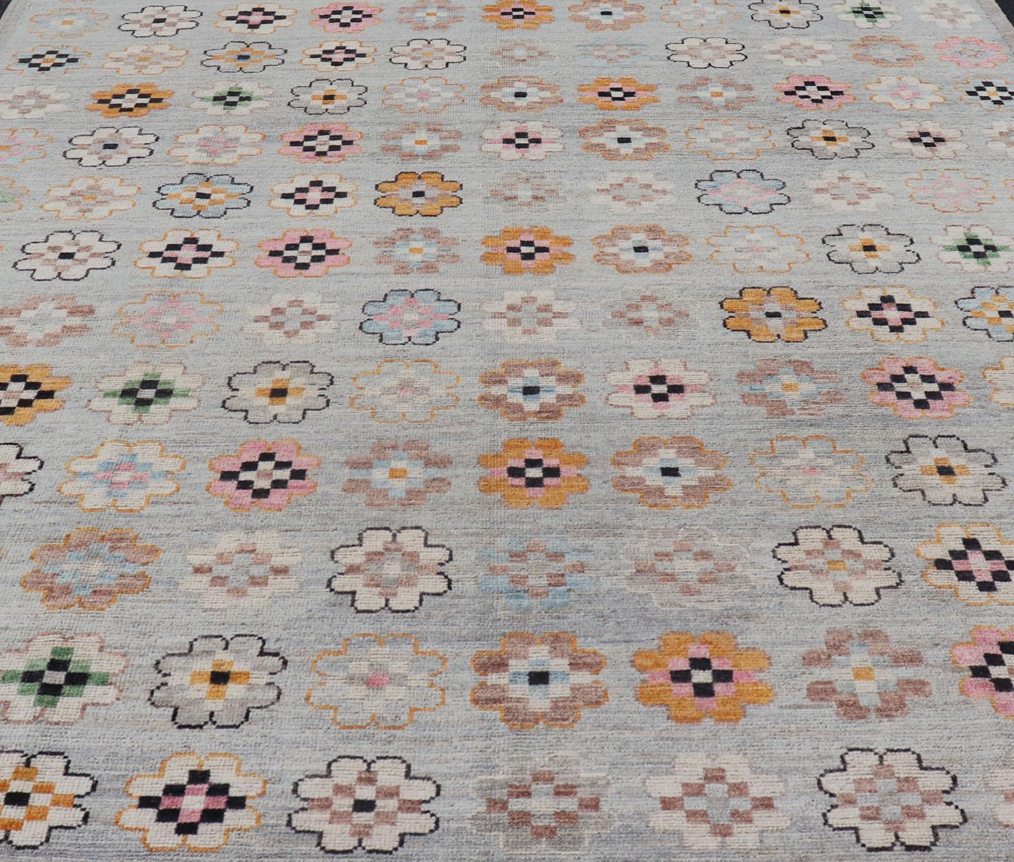 Moderner moderner Teppich aus Wolle mit modernem All-Over-Blumenmuster auf hellgrauem Feld (21. Jahrhundert und zeitgenössisch) im Angebot