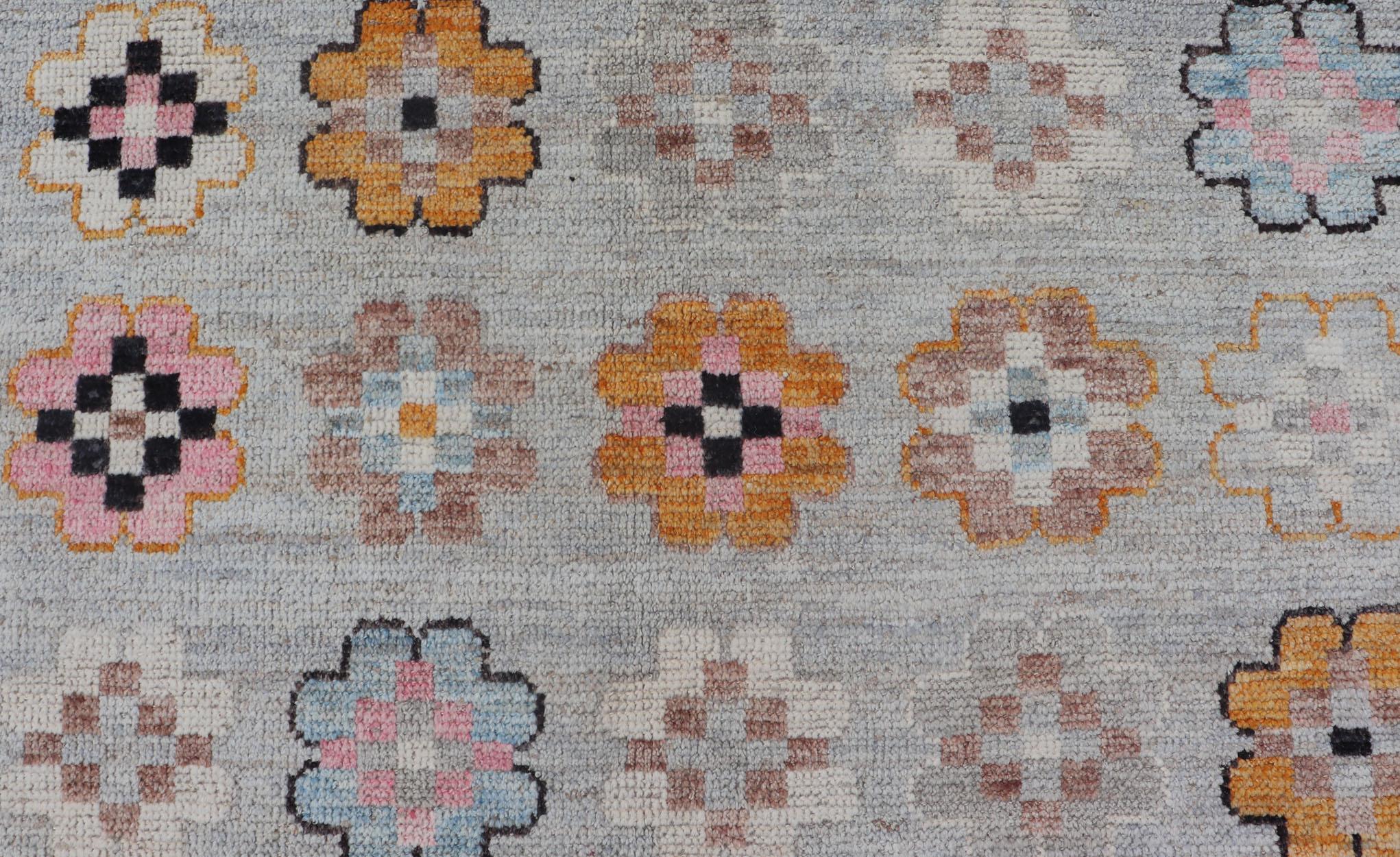 Moderner moderner Teppich aus Wolle mit modernem All-Over-Blumenmuster auf hellgrauem Feld im Angebot 2