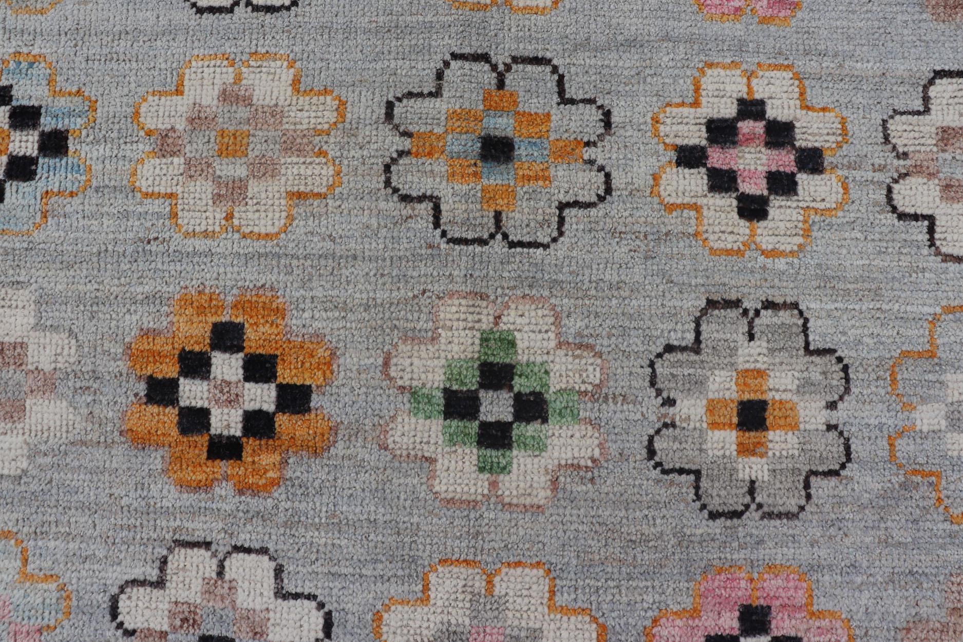 Moderner moderner Teppich aus Wolle mit modernem All-Over-Blumenmuster auf hellgrauem Feld im Angebot 3