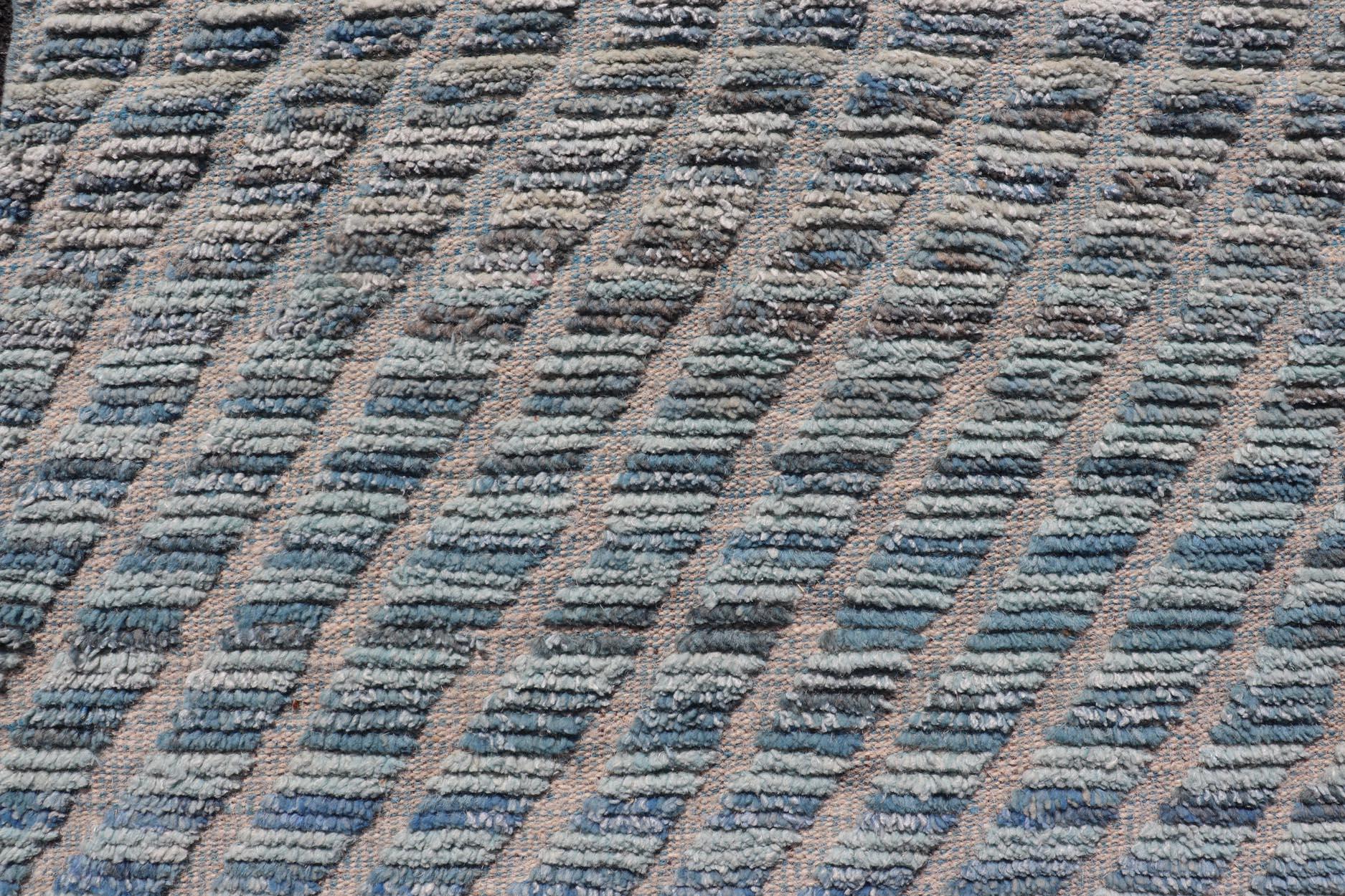 Afghano Tappeto moderno in lana con disegno a strisce sub-geometriche in blu, con alti e bassi. in vendita