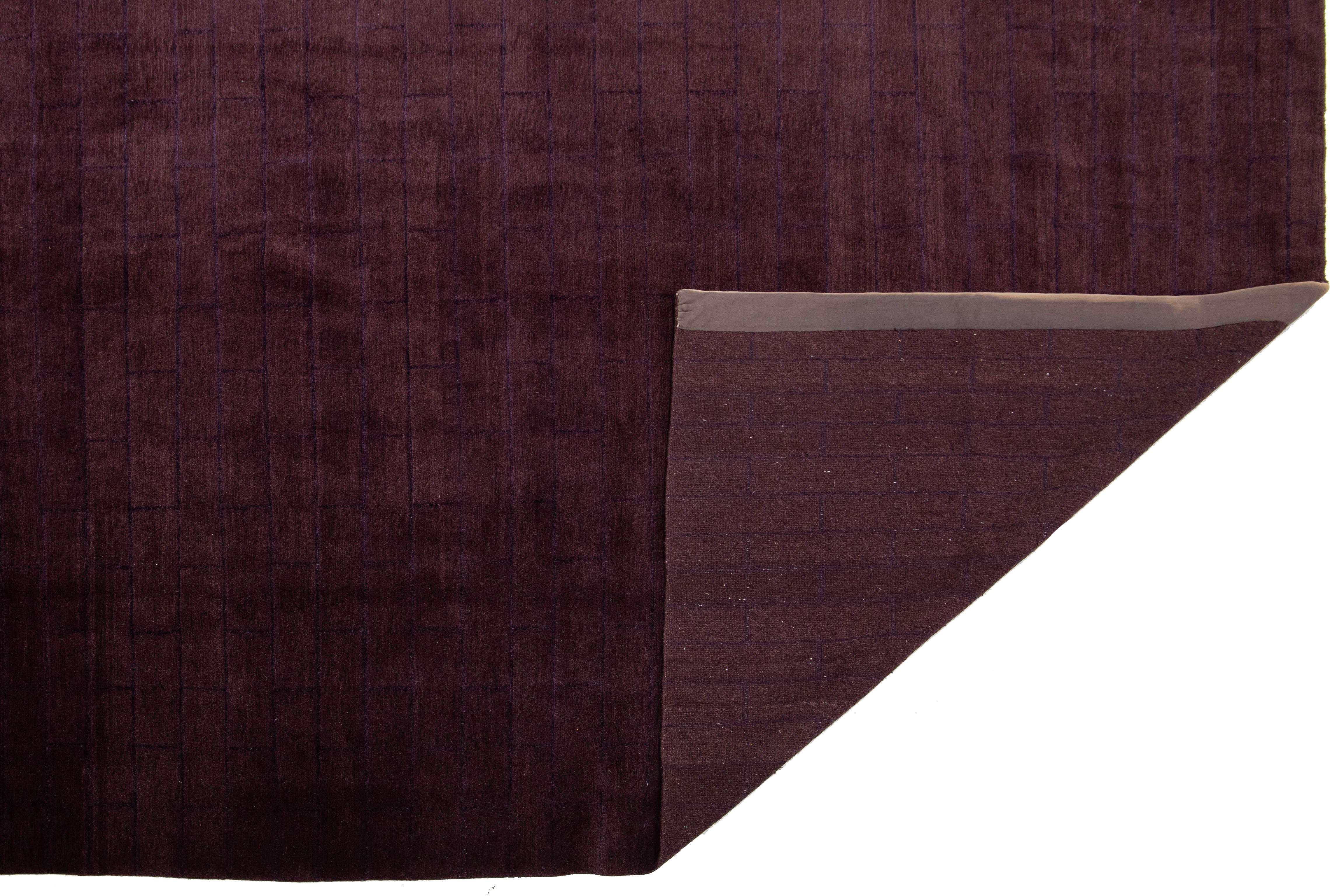 Moderne Tapis moderne en laine et soie à motifs tibétains en violet en vente