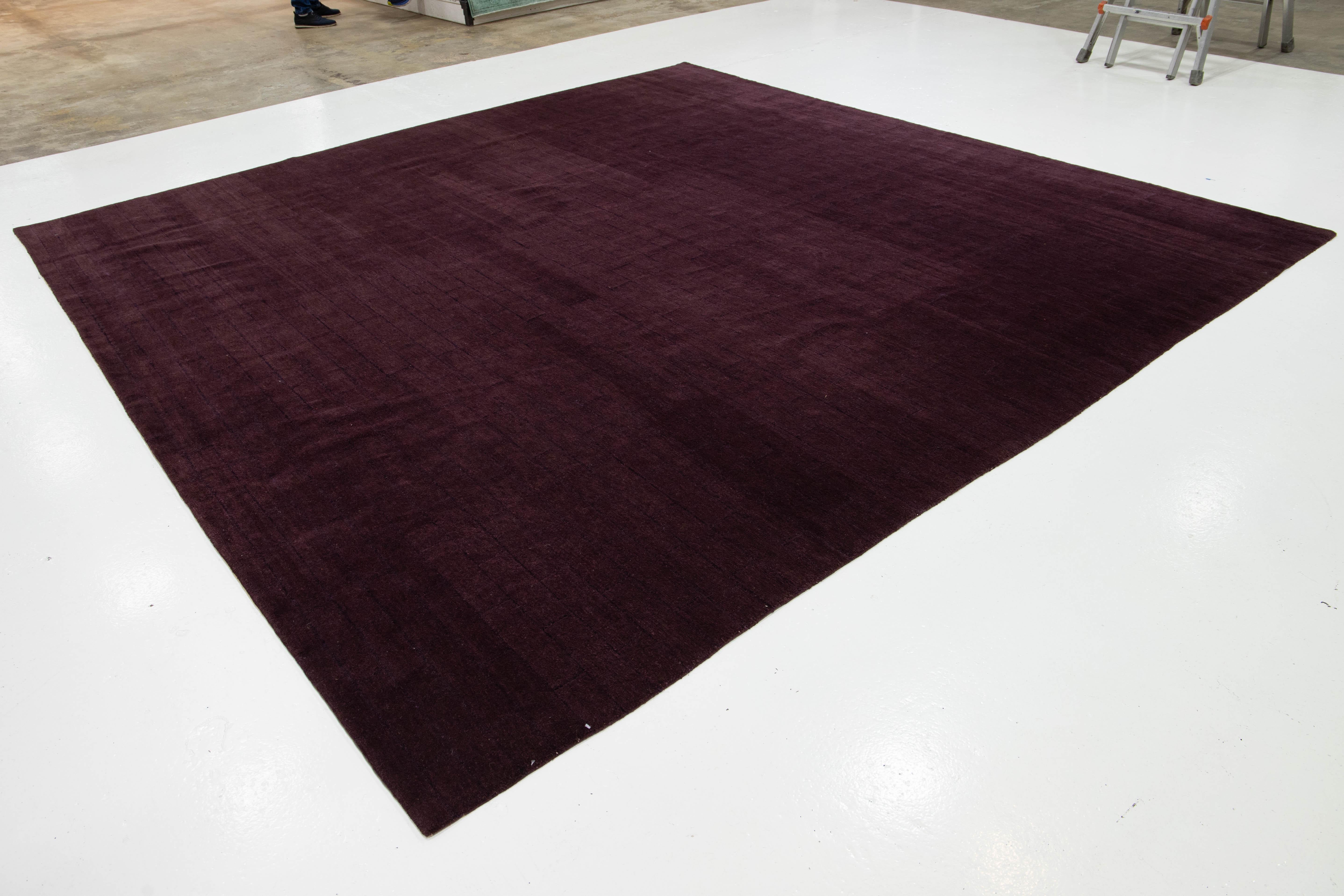 Népalais Tapis moderne en laine et soie à motifs tibétains en violet en vente
