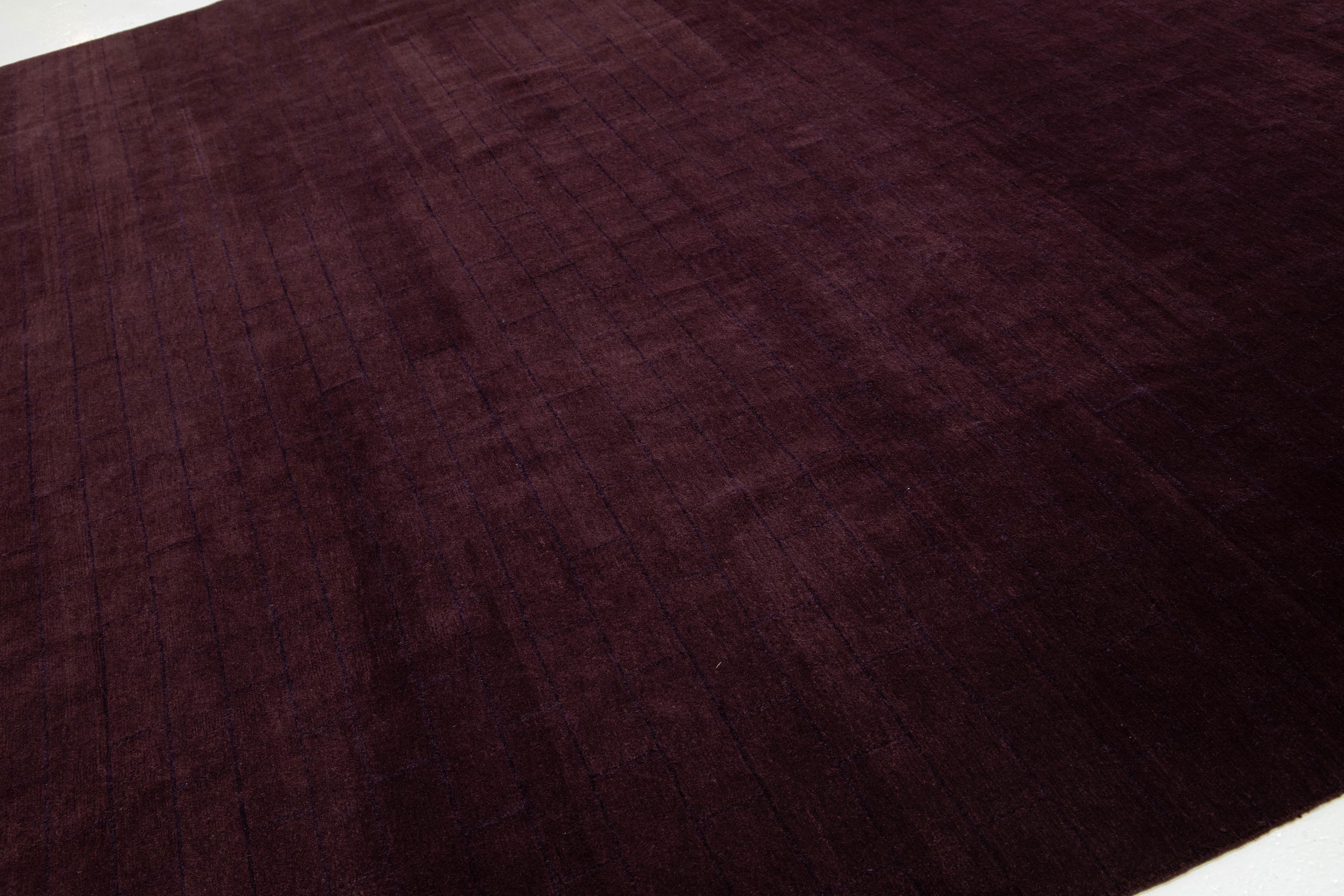 Noué à la main Tapis moderne en laine et soie à motifs tibétains en violet en vente