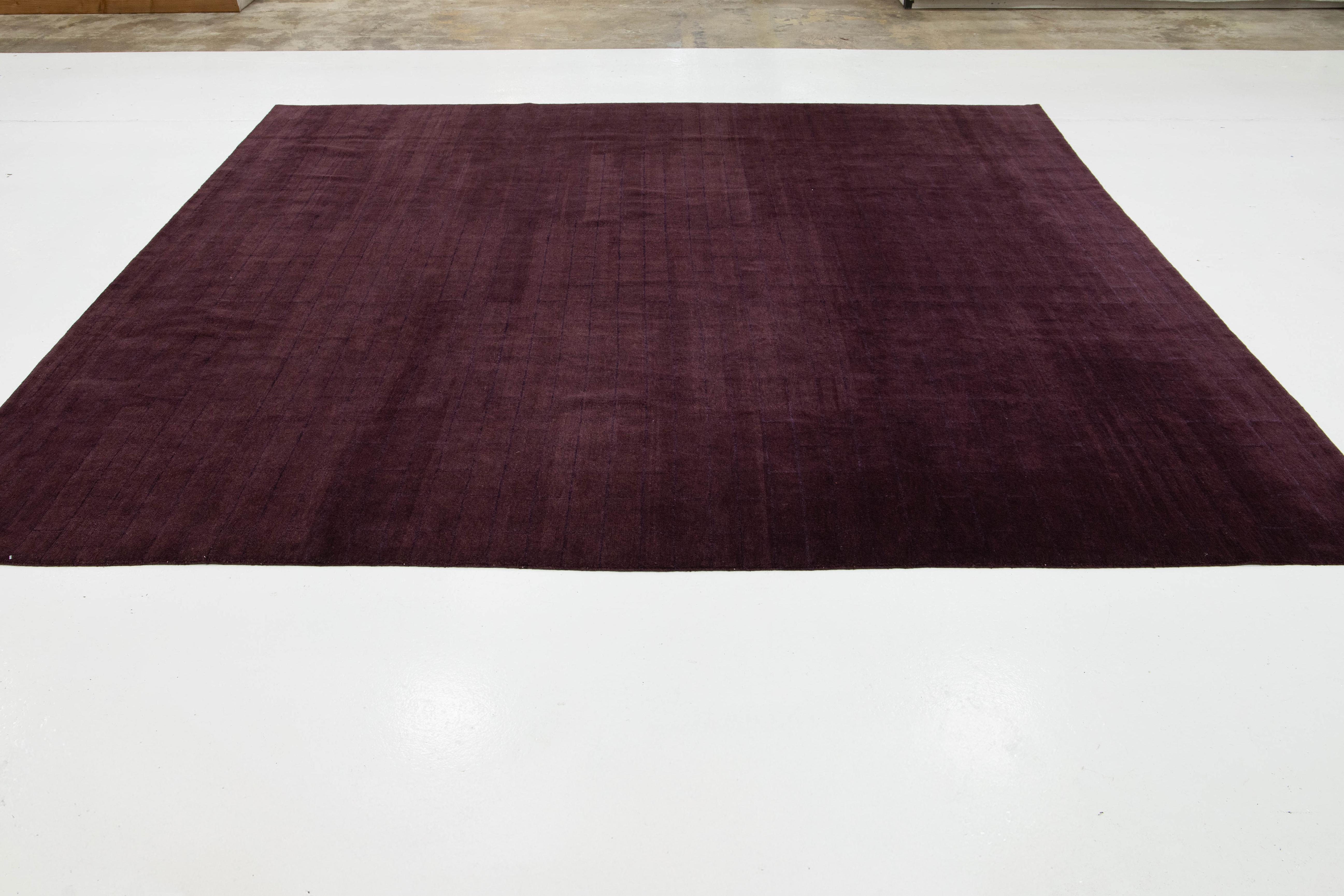 Tapis moderne en laine et soie à motifs tibétains en violet Neuf - En vente à Norwalk, CT