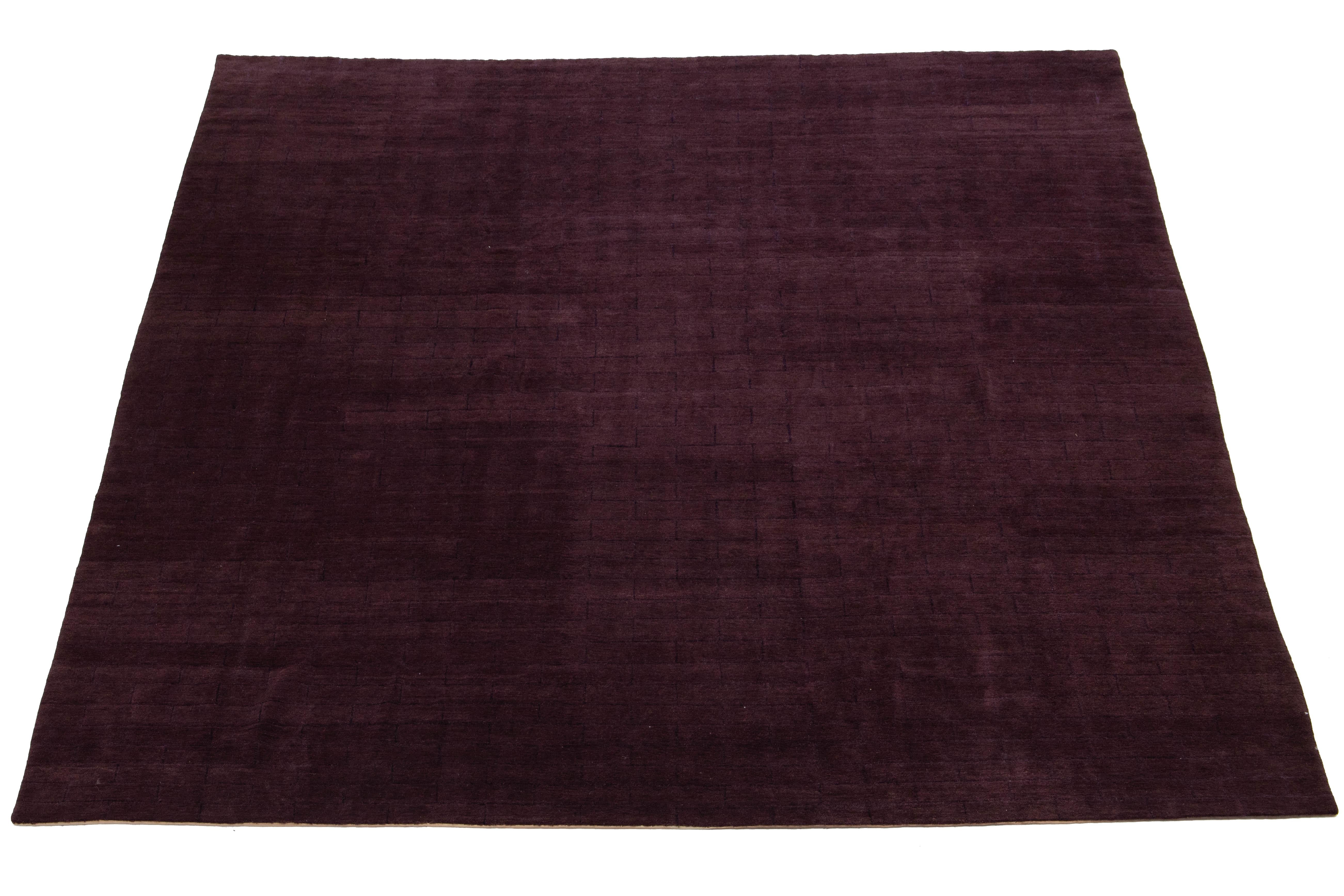 Laine Tapis moderne en laine et soie à motifs tibétains en violet en vente